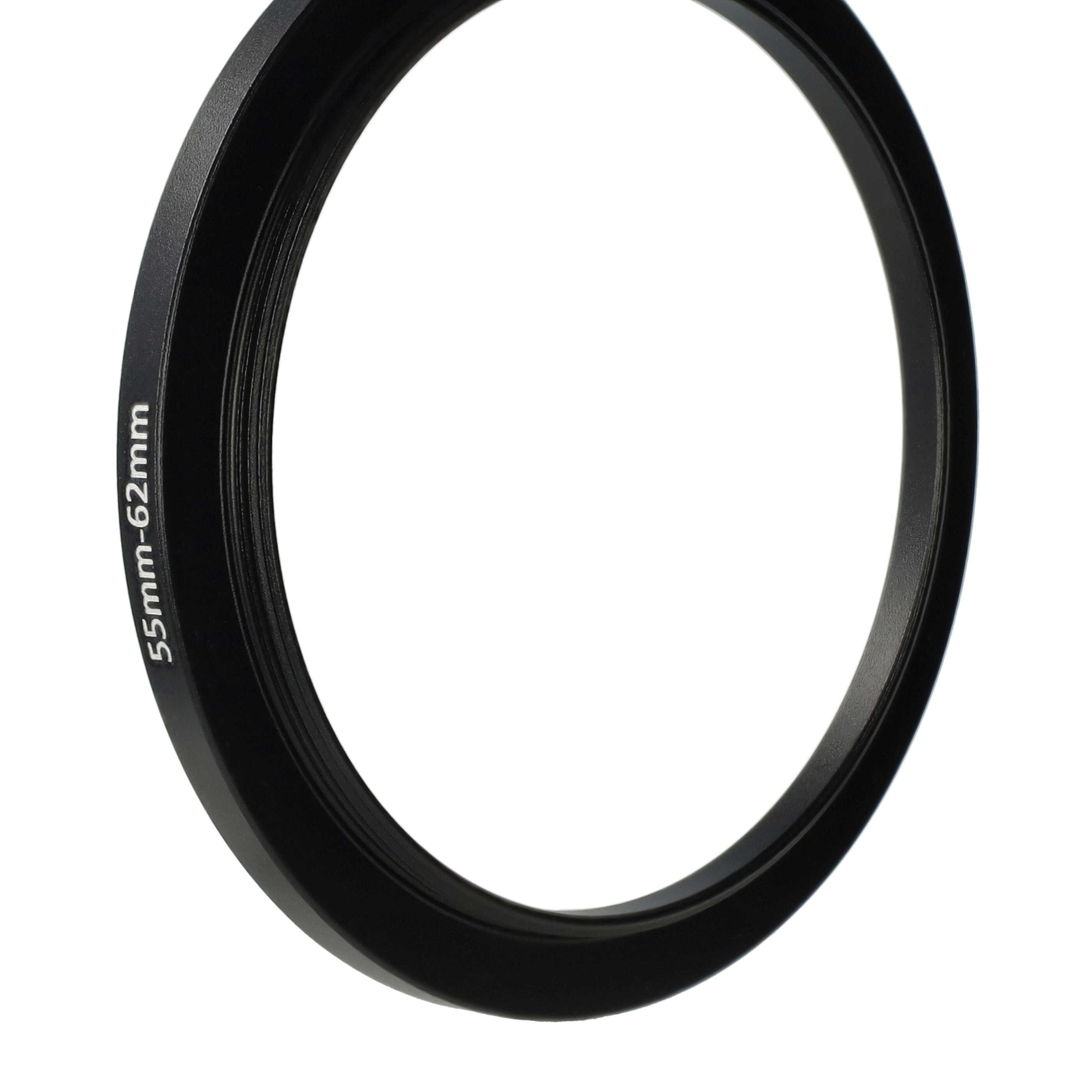 Ein schwarzer Metallring mit der Aufschrift 55mm-62mm ist auf weißem Hintergrund zentriert. Der Ring ist für ein Kameraobjektiv.