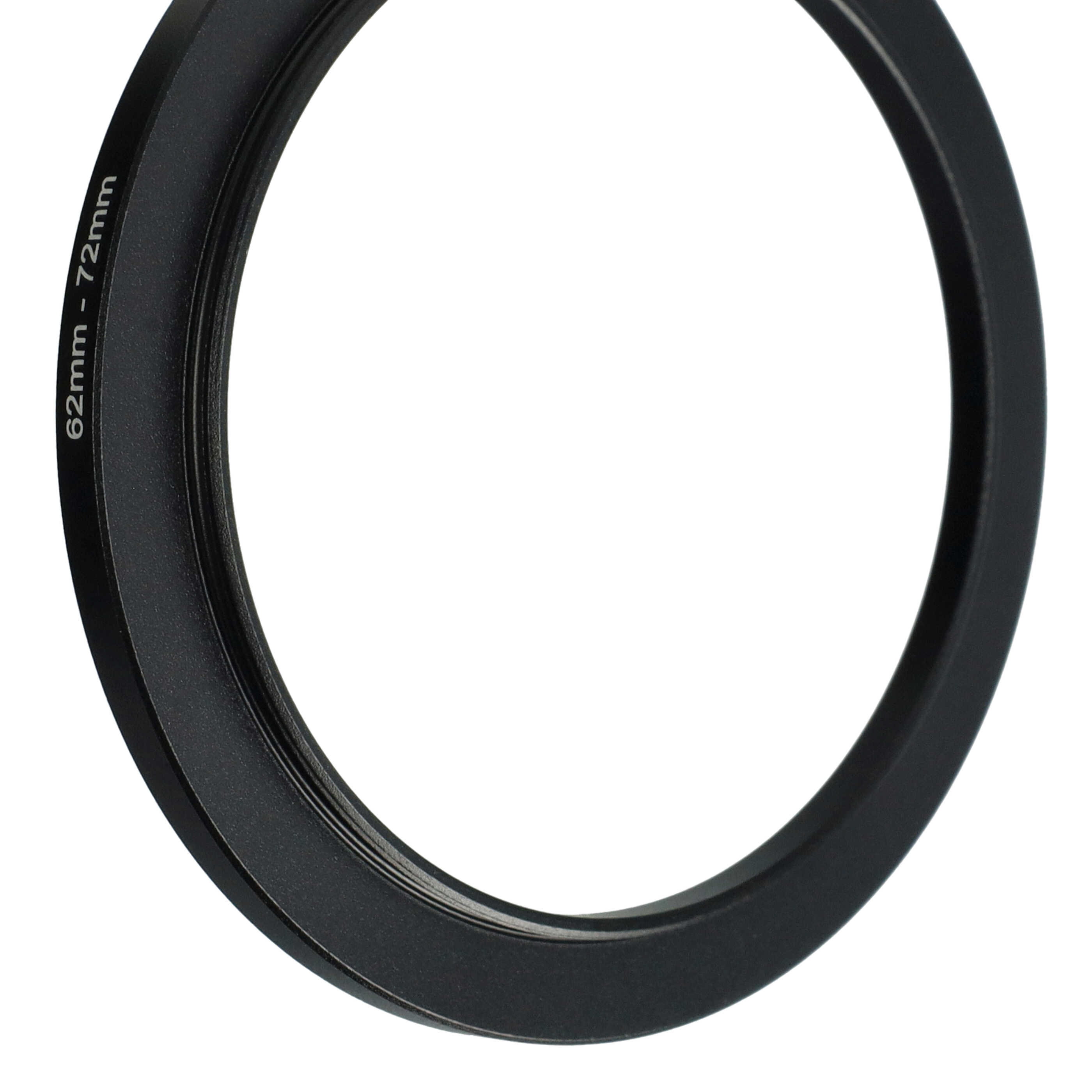 Ein schwarzer Kameraobjektiv-Adapterring. Der Ring trägt den Aufdruck '62mm - 72mm'. Weißer Hintergrund.