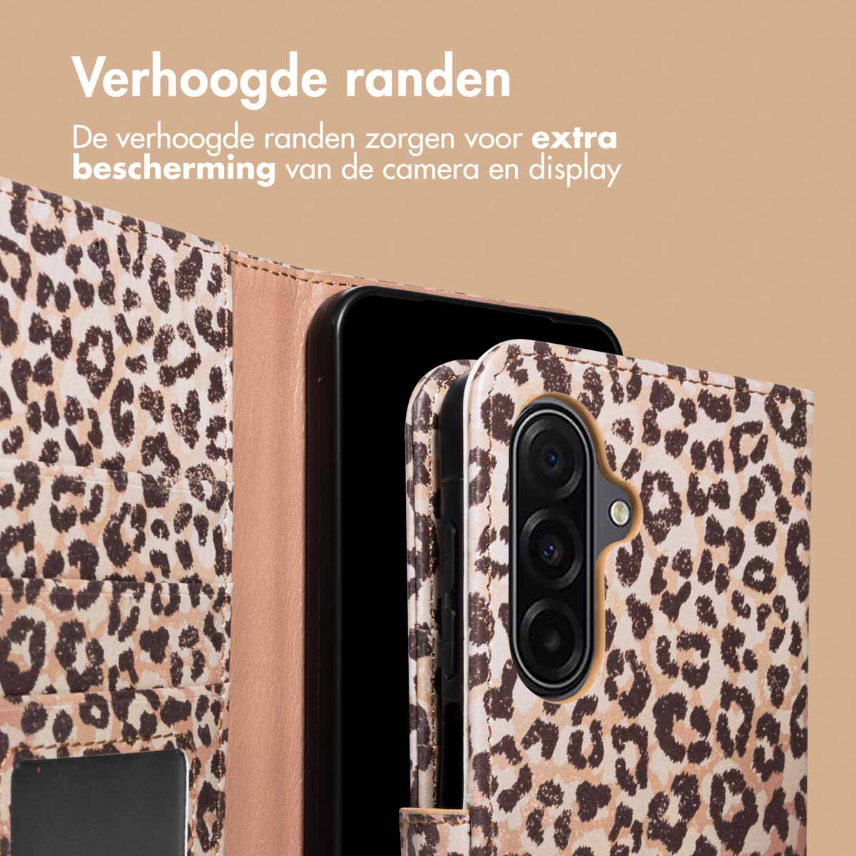 Een smartphone in een hoesje met luipaardprint. De hoes heeft verhoogde randen voor bescherming van camera en scherm. Beige en bruine tinten zijn zichtbaar.