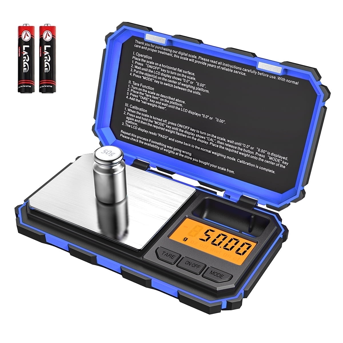 Eine Digitalwaage mit einem Gewicht und zwei Batterien. Die Waage zeigt 50,00 g an. Anweisungen sind im Hintergrund sichtbar.