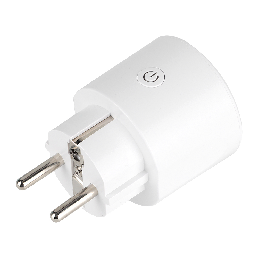 Ein weißer Smart Plug mit zwei Metallstiften und einem Ein-/Ausschalter. Er ist für europäische Steckdosen konzipiert und hat eine gekrümmte zylindrische Form.