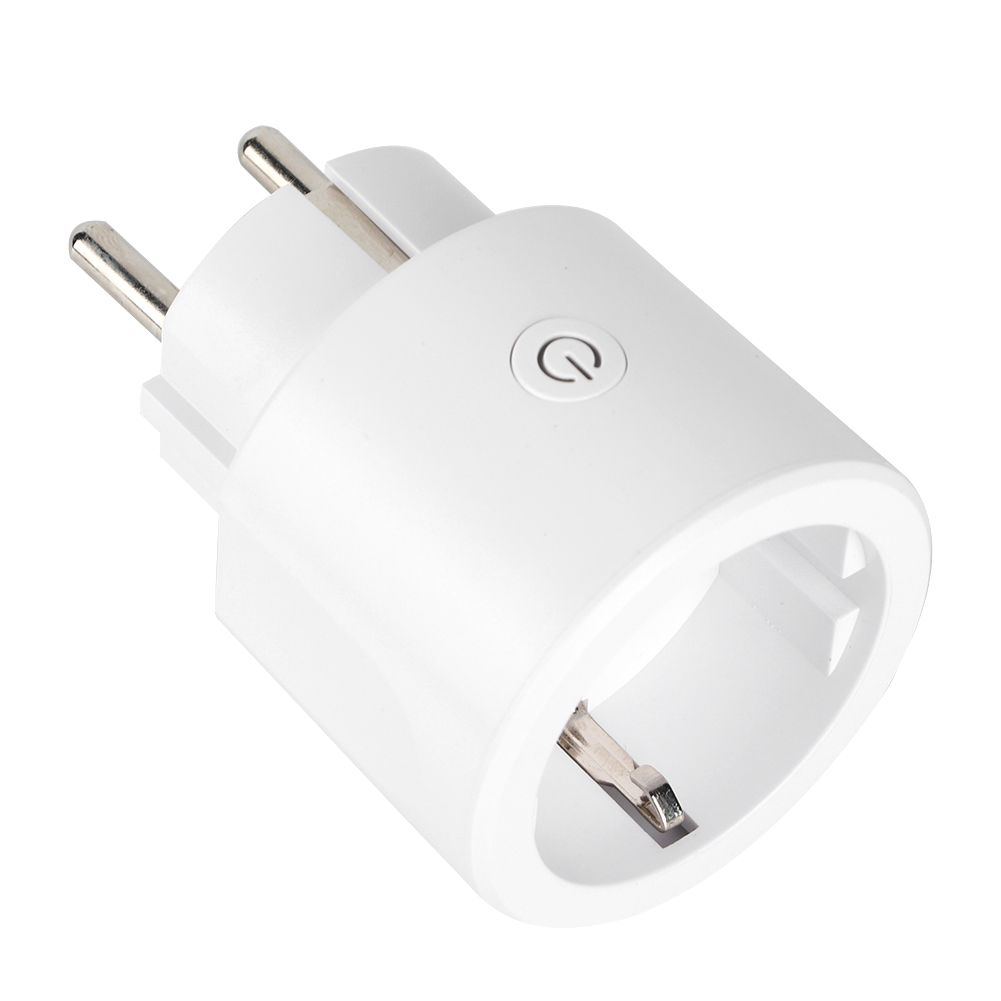 Ein weißer Smart-Stecker mit zwei silbernen Stiften. Es hat eine Buchsenöffnung und ein Netzschaltersymbol. Isoliert auf weißem Hintergrund.