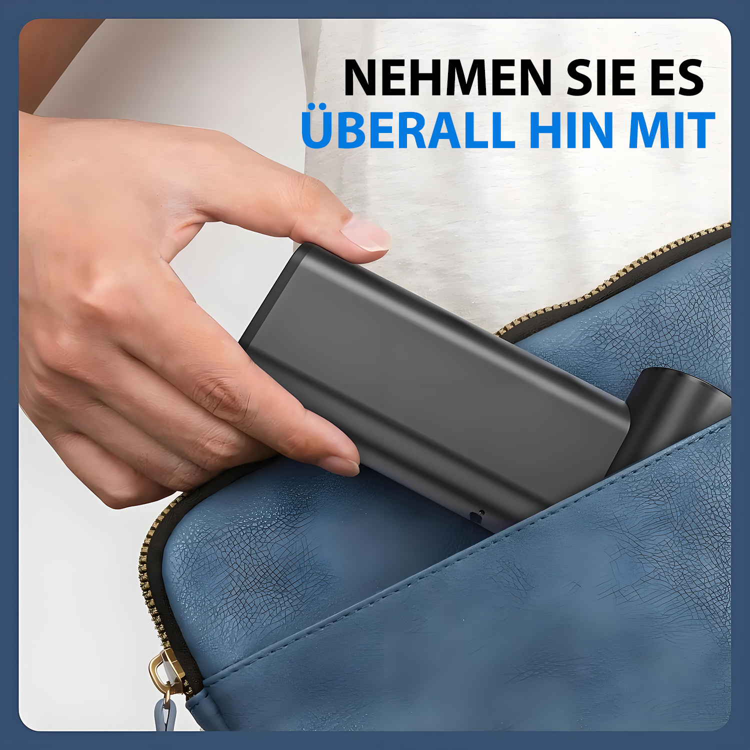 Eine Hand legt ein schwarzes rechteckiges Gerät in eine blaue Tasche. Der Text auf Deutsch lautet: Nimm es überallhin mit.