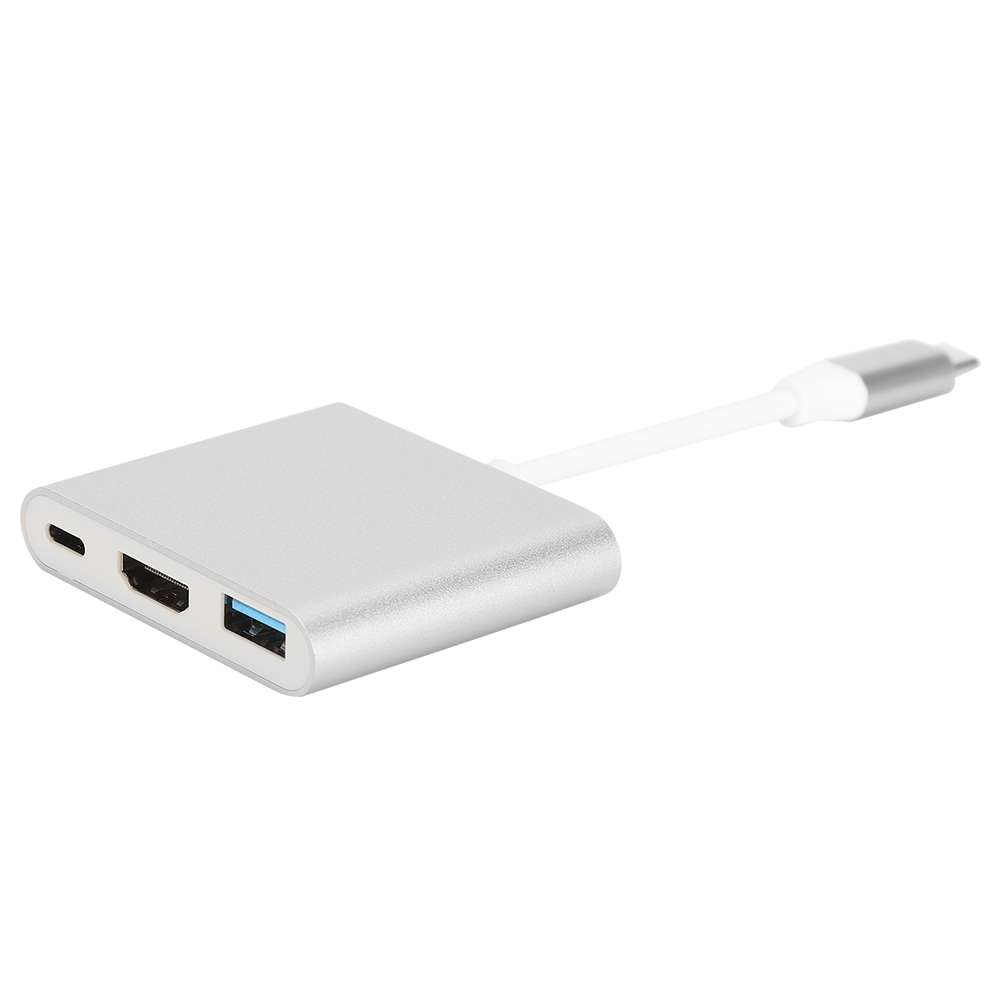 Ein silberner USB-C-Hub mit HDMI- und USB-Anschlüssen. Er hat ein weißes Kabel und einen silbernen Stecker. Der Hintergrund ist weiß.