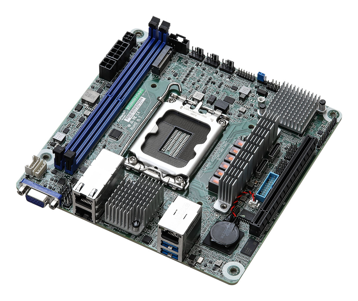 Una scheda madre di computer verde con vari componenti, tra cui slot RAM, un socket CPU, dissipatori di calore e connettori, su sfondo bianco.