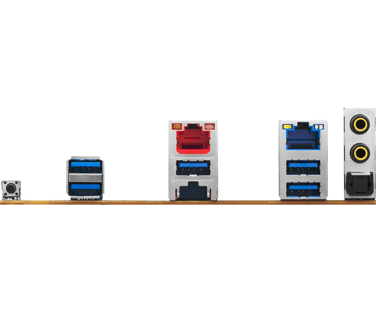 Primo piano delle porte del computer, inclusi connettori USB, audio e di rete, disposti su una superficie di legno, su sfondo bianco.