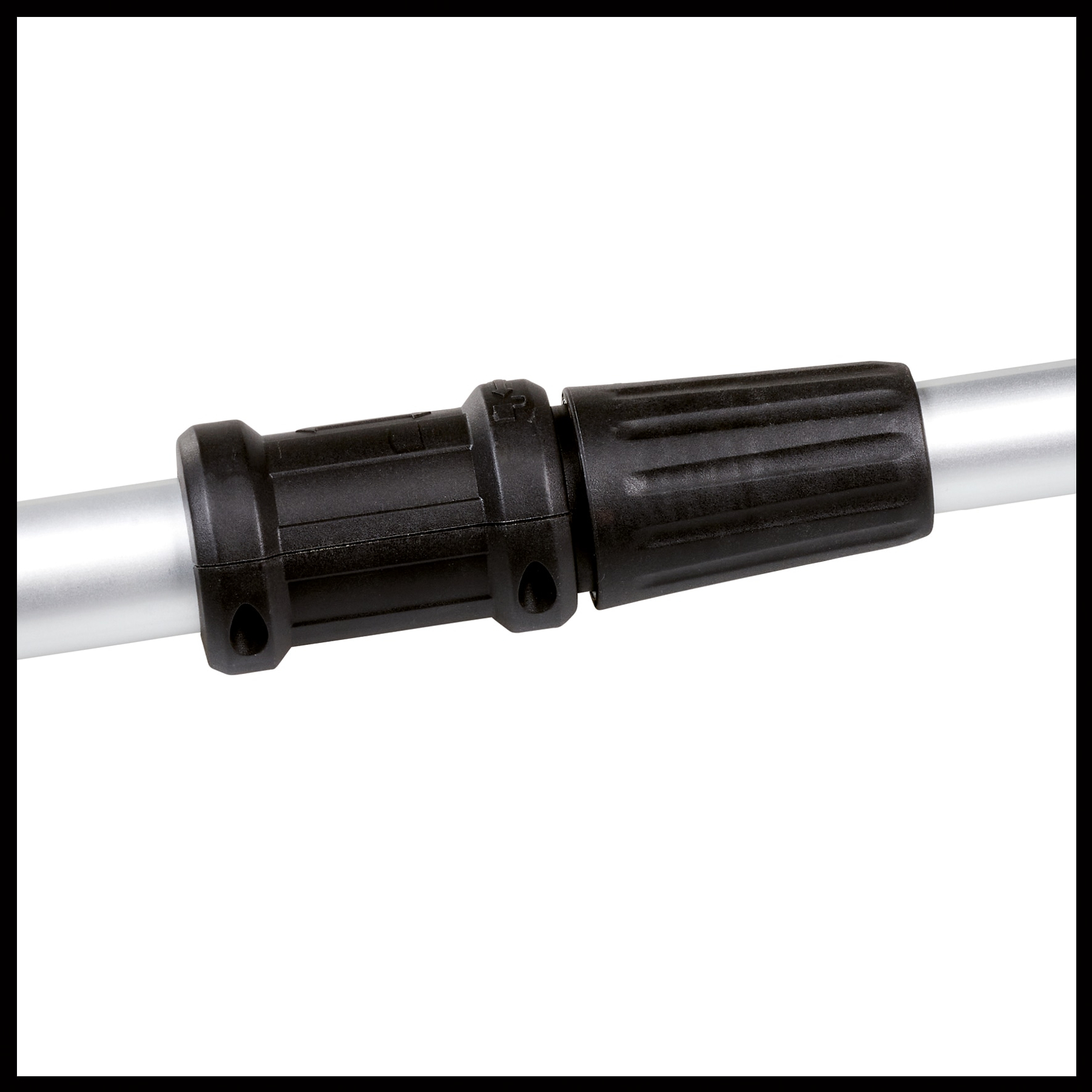 Primer plano de un conector y mango de plástico negro adjunto a un poste de metal plateado, sobre un fondo blanco.