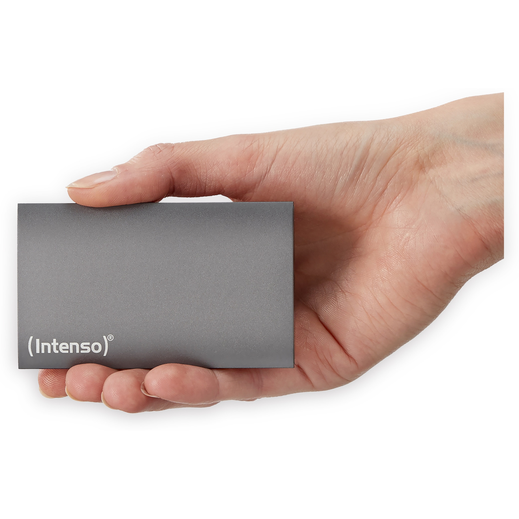 Une main tient un disque dur externe rectangulaire gris (Intenso). Le fond est blanc.