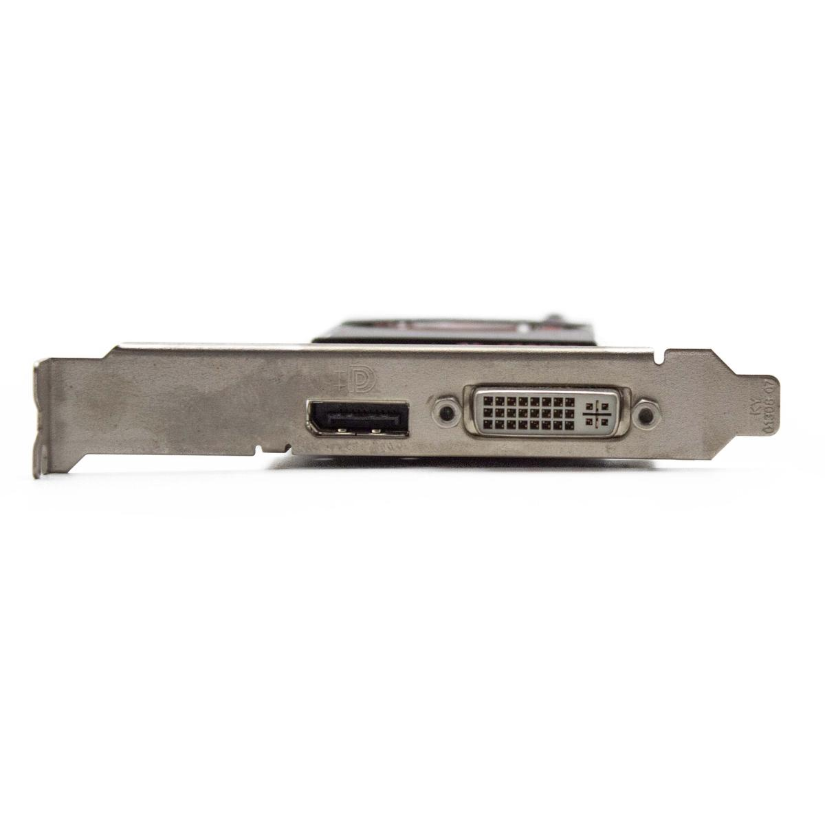 Una scheda grafica argentata con porte HDMI e DVI. La scheda è su sfondo bianco.