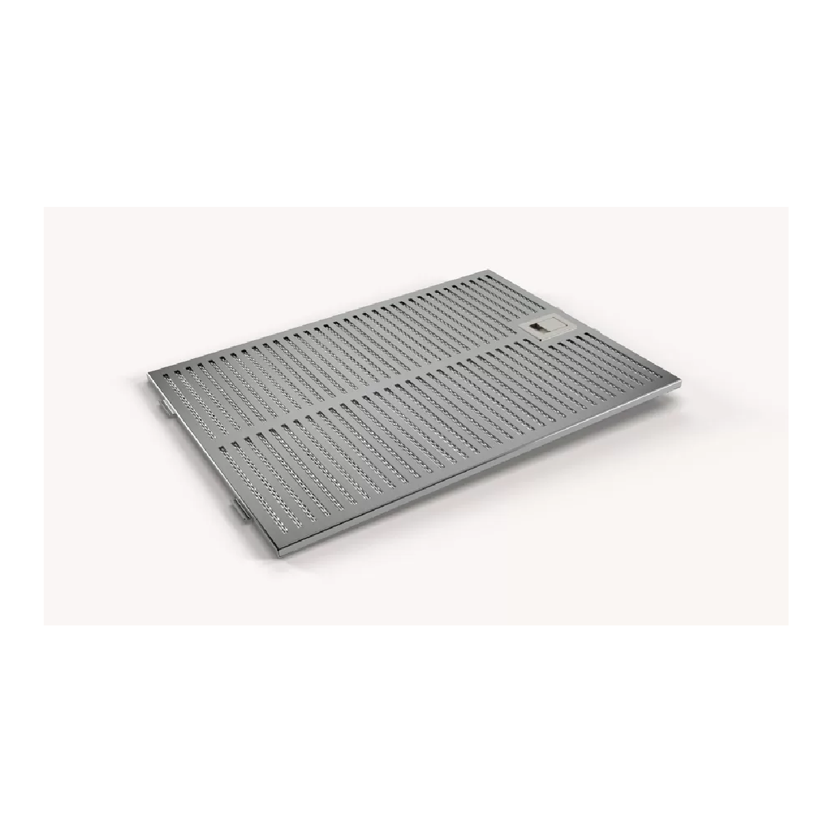 Un filtro di ventilazione metallico rettangolare con molti piccoli fori. Poggia su una superficie bianca. Un piccolo quadrato è sul lato destro.