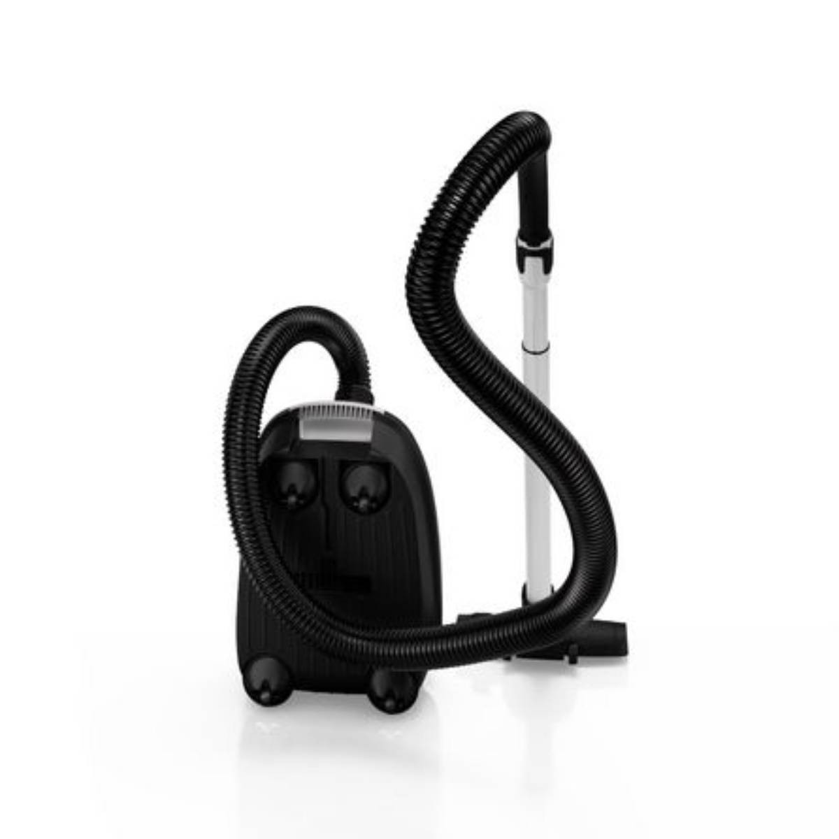 Czarny odkurzacz na białym tle. Posiada wąż, uchwyt i głowicę do czyszczenia.