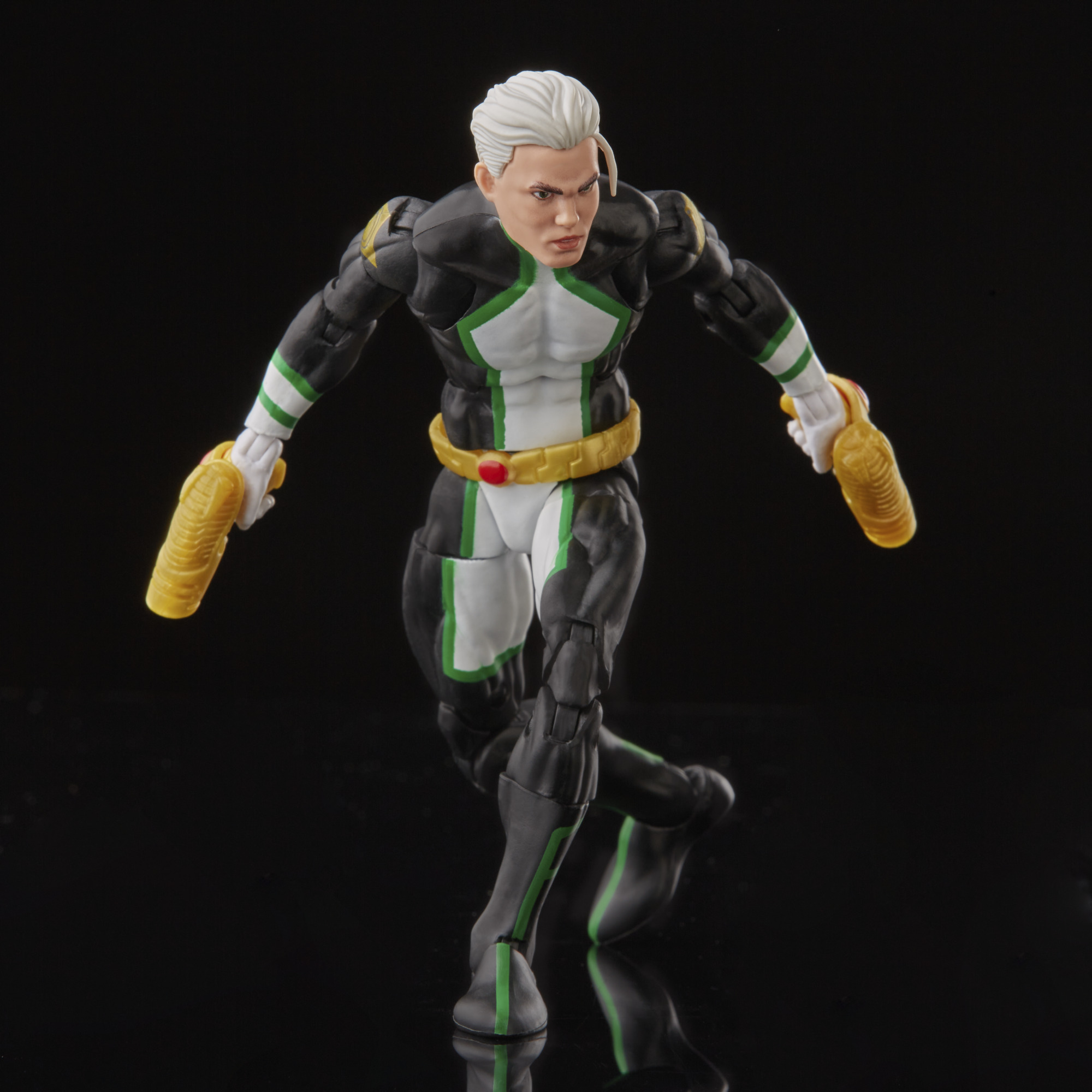 Una figura de acción de Quicksilver posa dinámicamente. Tiene cabello blanco, un traje negro y blanco con detalles verdes y accesorios amarillos.