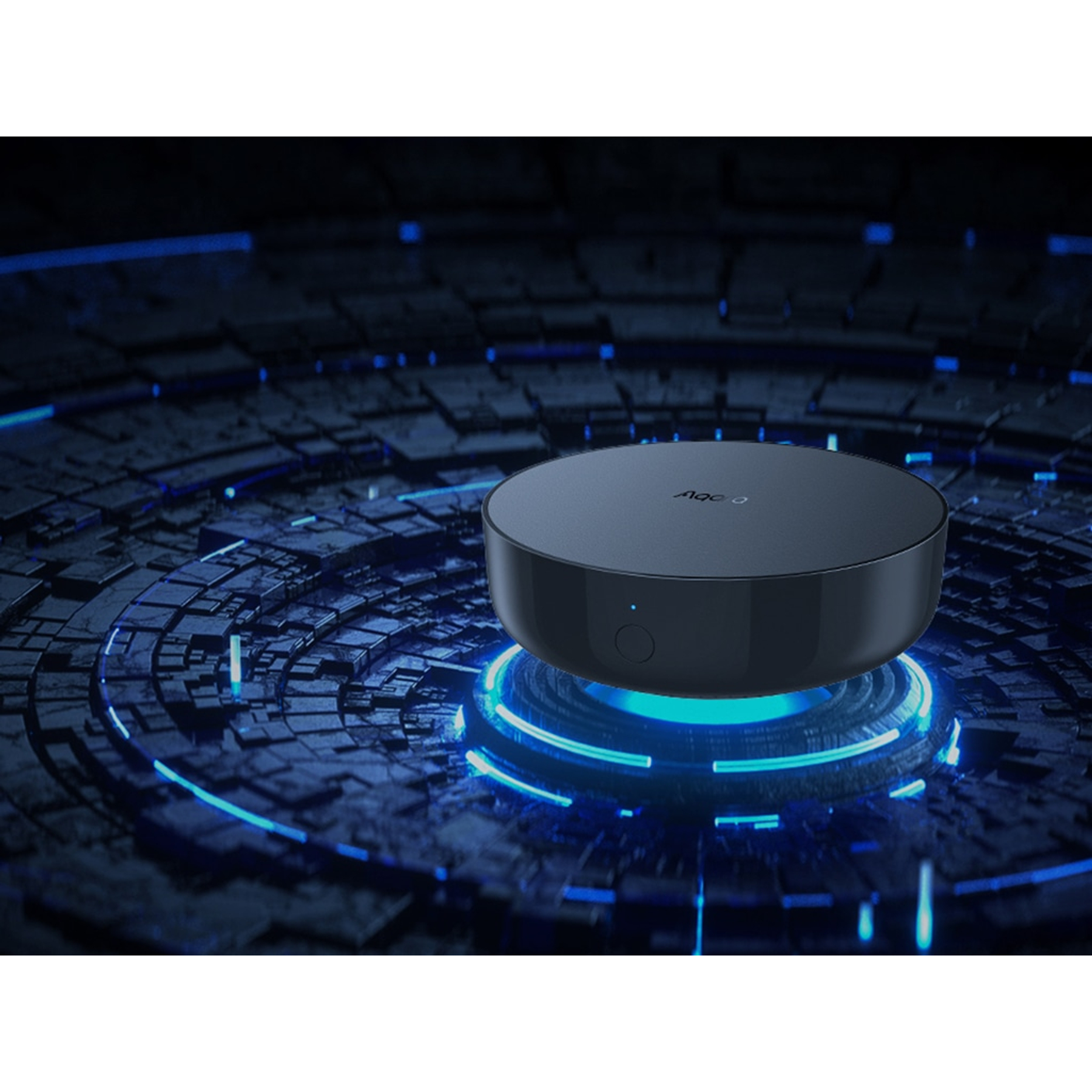 Un hub Aqara nero è posizionato su una piattaforma blu brillante. Lo sfondo mostra un design tecnologico futuristico illuminato di blu.