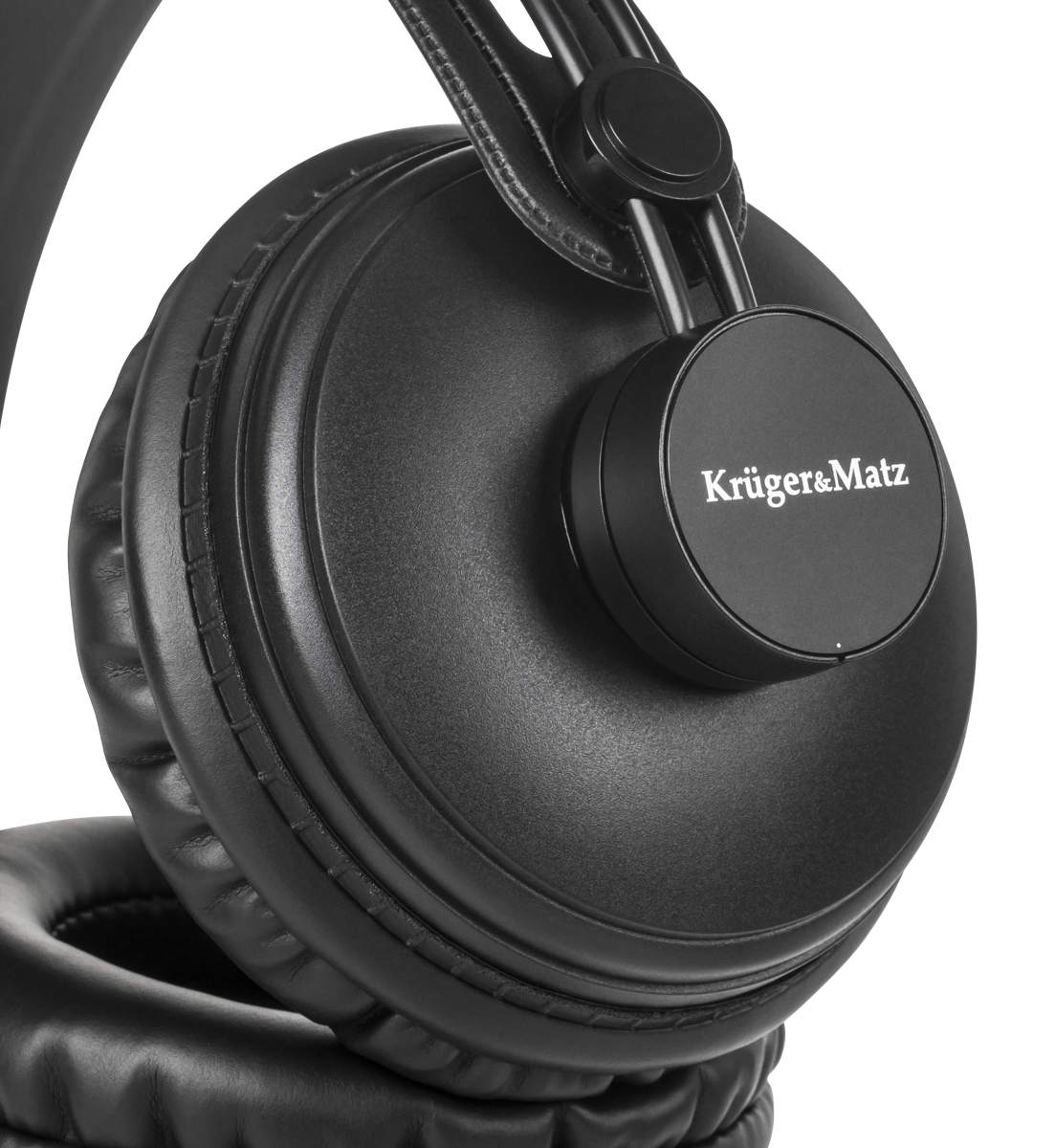 Czarne słuchawki nauszne z marką 'Krüger&Matz'. Nauszniki są okrągłe, a pałąk jest zakrzywiony.