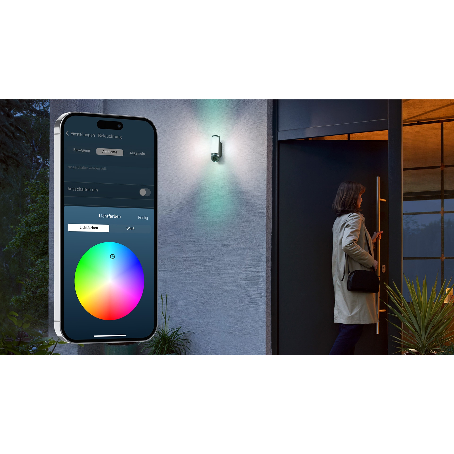 Eine Frau öffnet eine Tür. Eine intelligente Lampe an der Wand ändert die Farben über eine Telefon-App. Grün und blau leuchten.