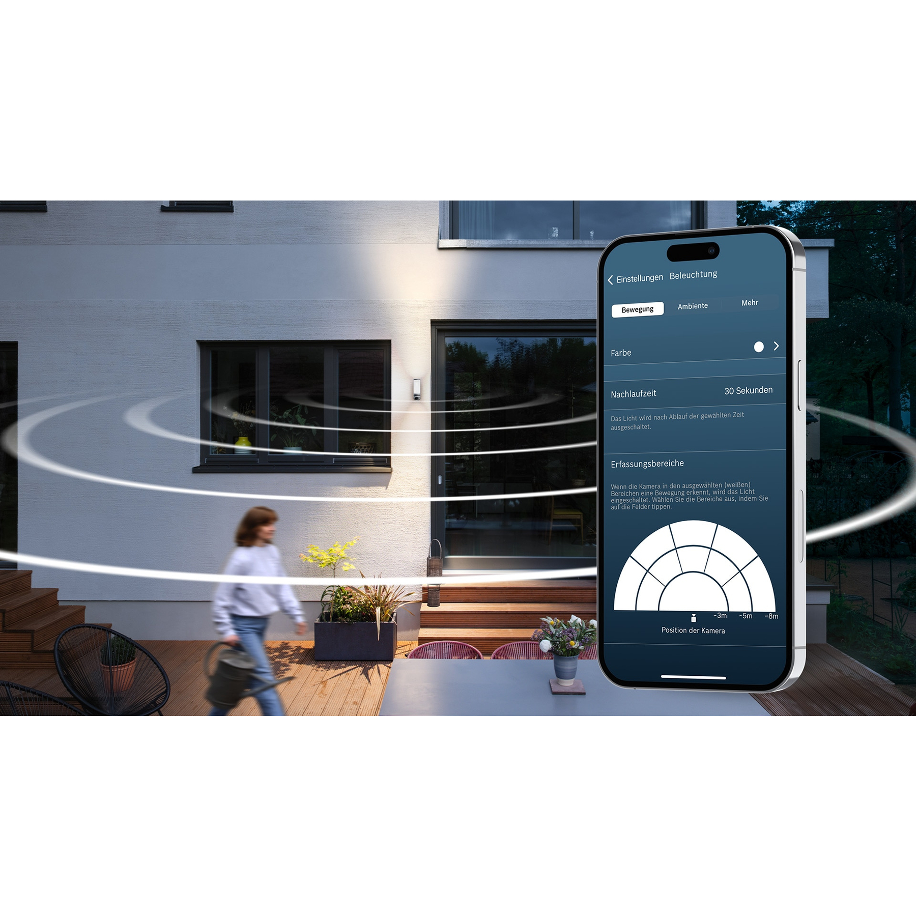 Eine Frau geht an einem modernen Haus mit Smartphone-Einstellungen vorbei. Szene umfasst Terrasse, Pflanzen und Möbel.