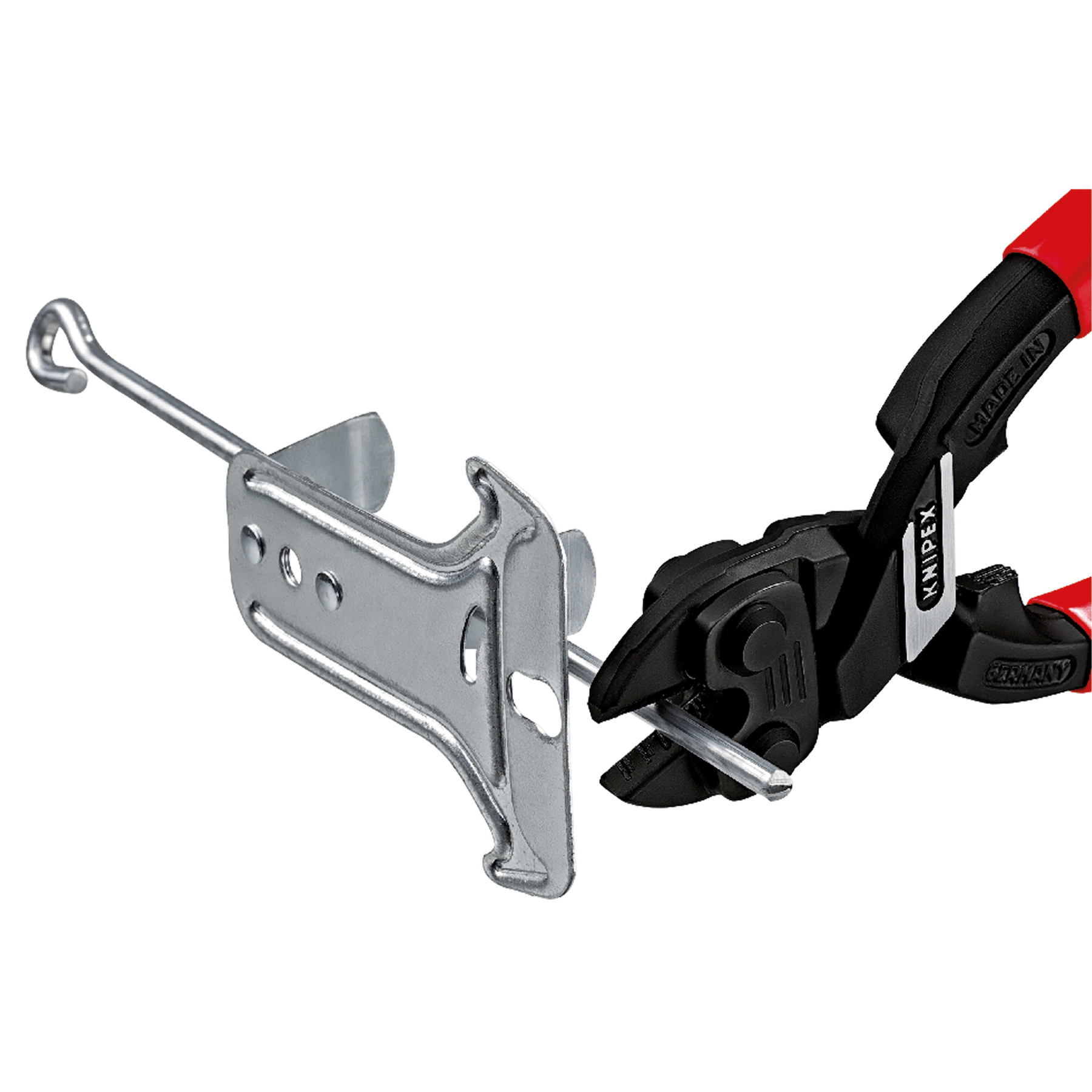 Metallhalterung und Draht, die mit schwarzen und roten Knipex-Bolzenschneidern geschnitten werden. Die Werkzeuge befinden sich auf weißem Hintergrund.