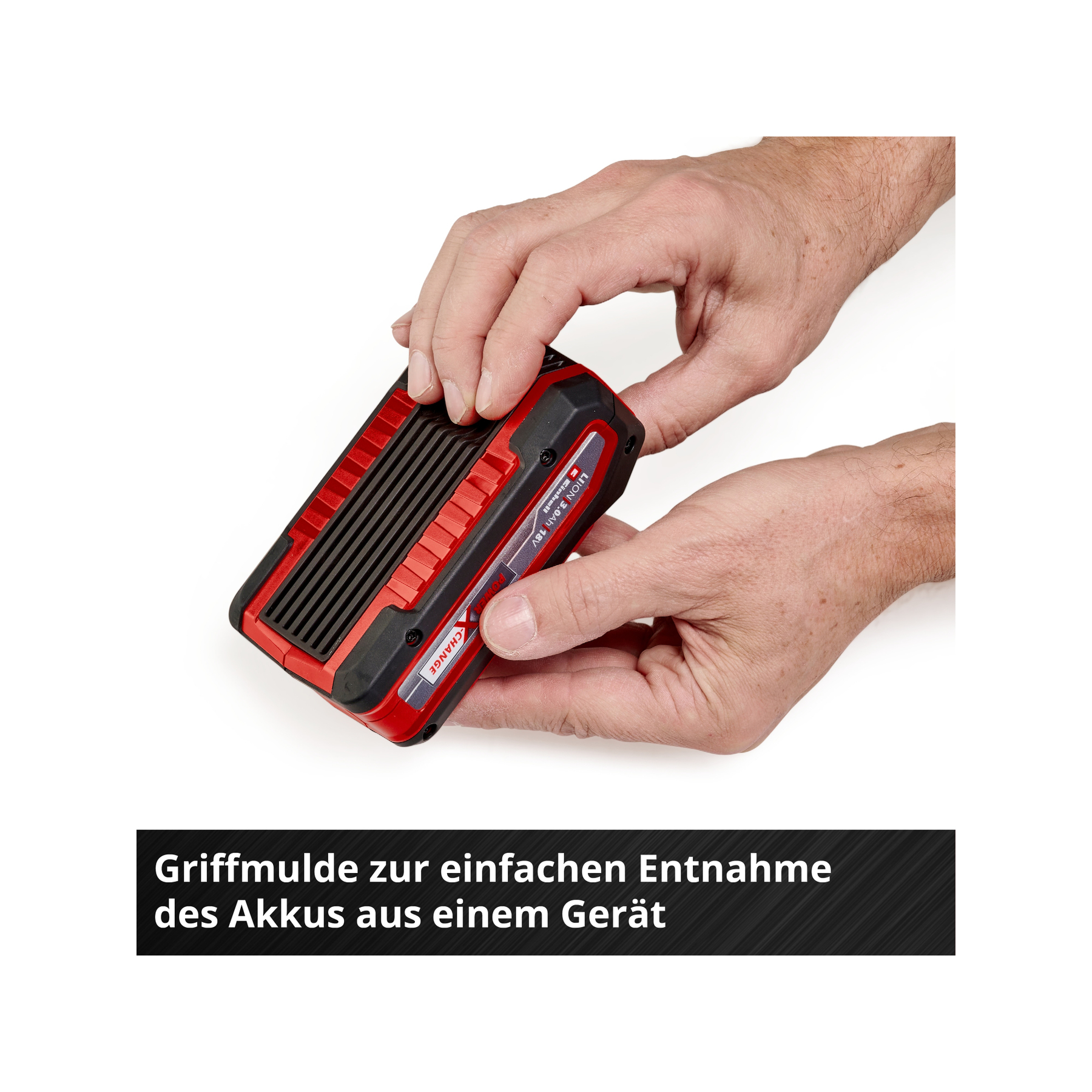 Mani che tengono una batteria rossa e nera. Testo sulla batteria: Li-Ion 3.0Ah 18V. Lo sfondo è bianco.