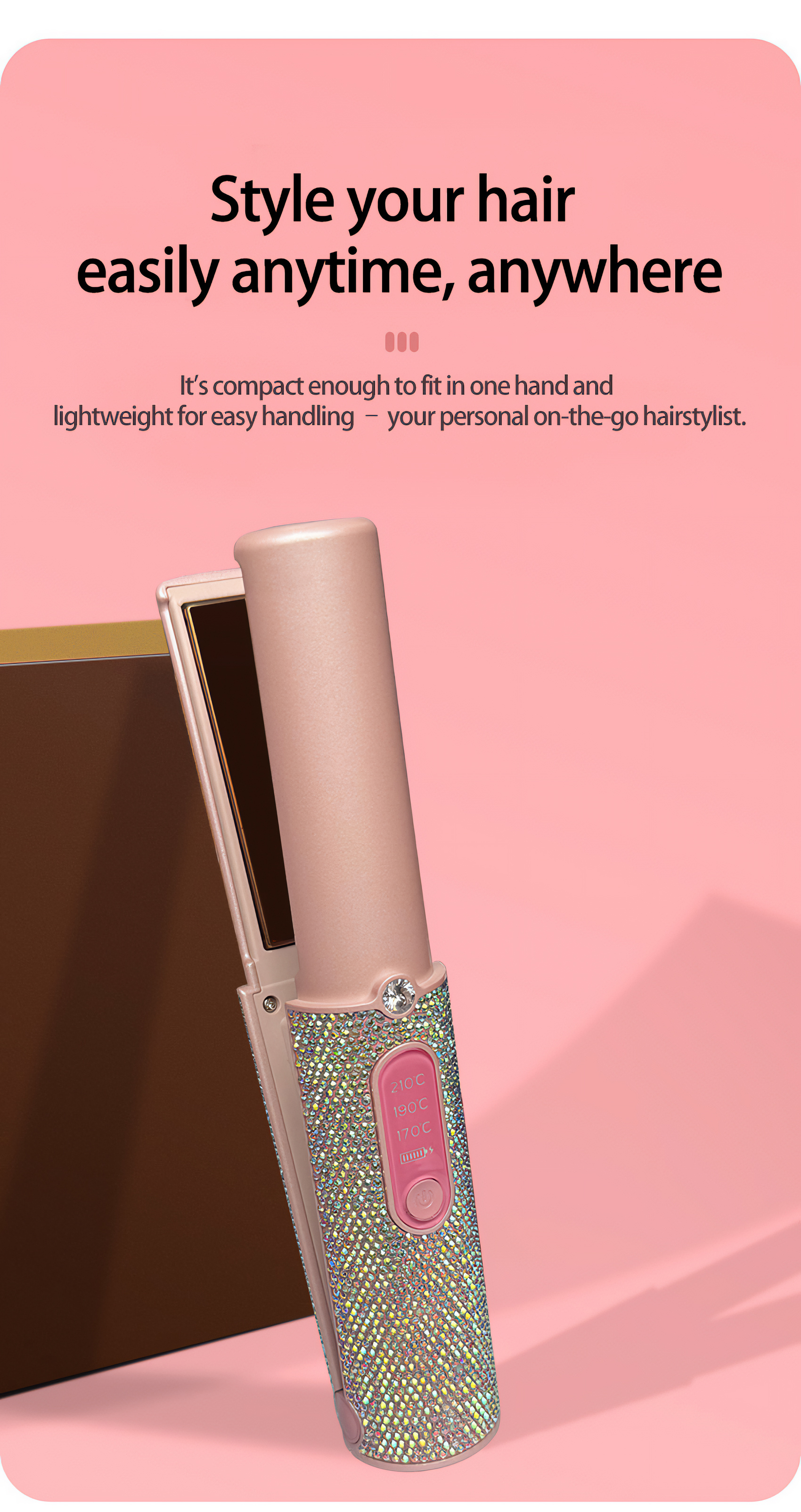 Ein rosa Haarglätter mit Kristallakzenten wird gezeigt. Es liegt auf einer rosa Oberfläche mit Text zum Haarstyling.