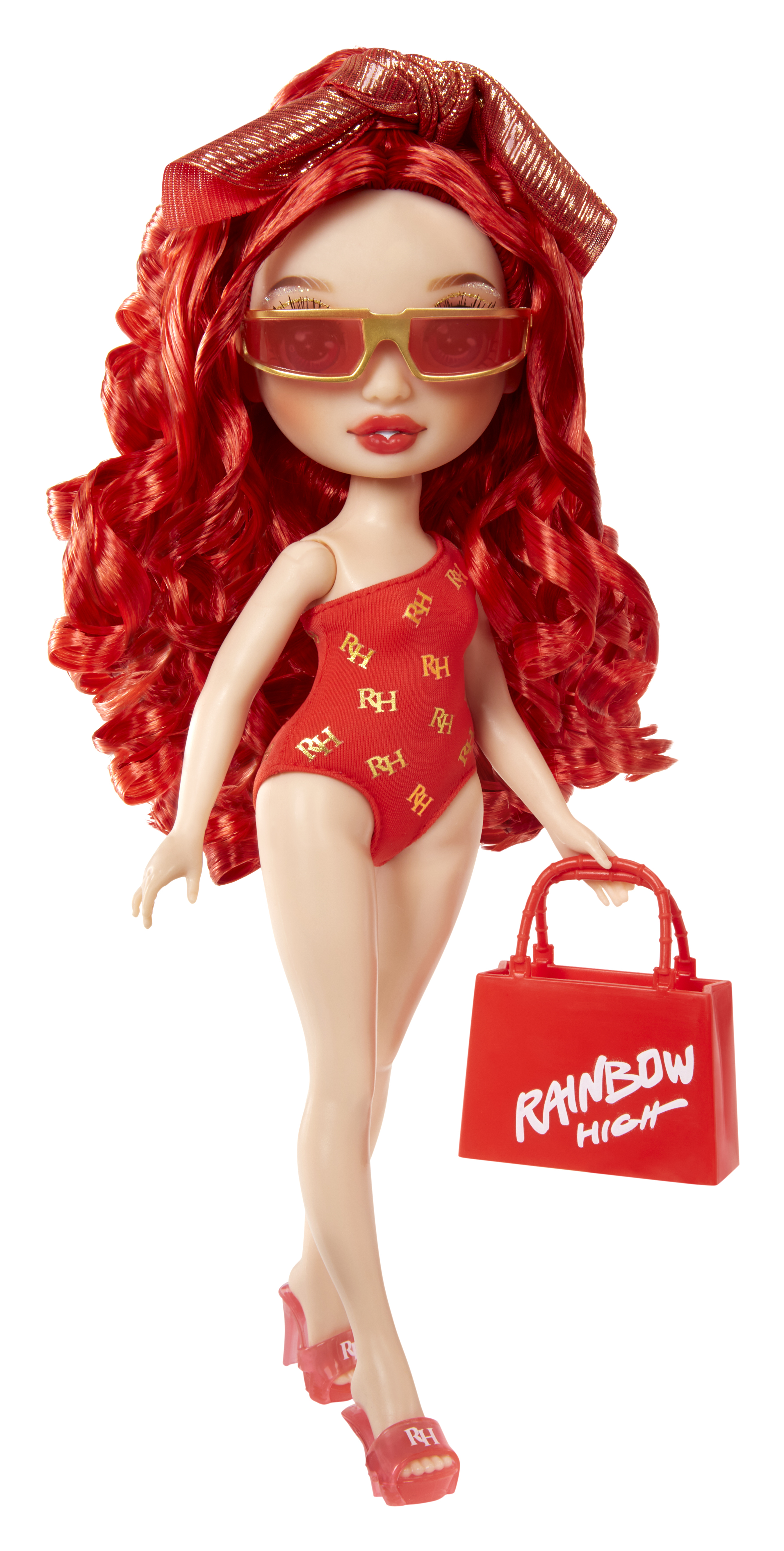 Eine Puppe mit roten Haaren, Sonnenbrille und Badeanzug. Sie hält eine rote Tasche mit der Aufschrift 'RAINBOW HIGH'.