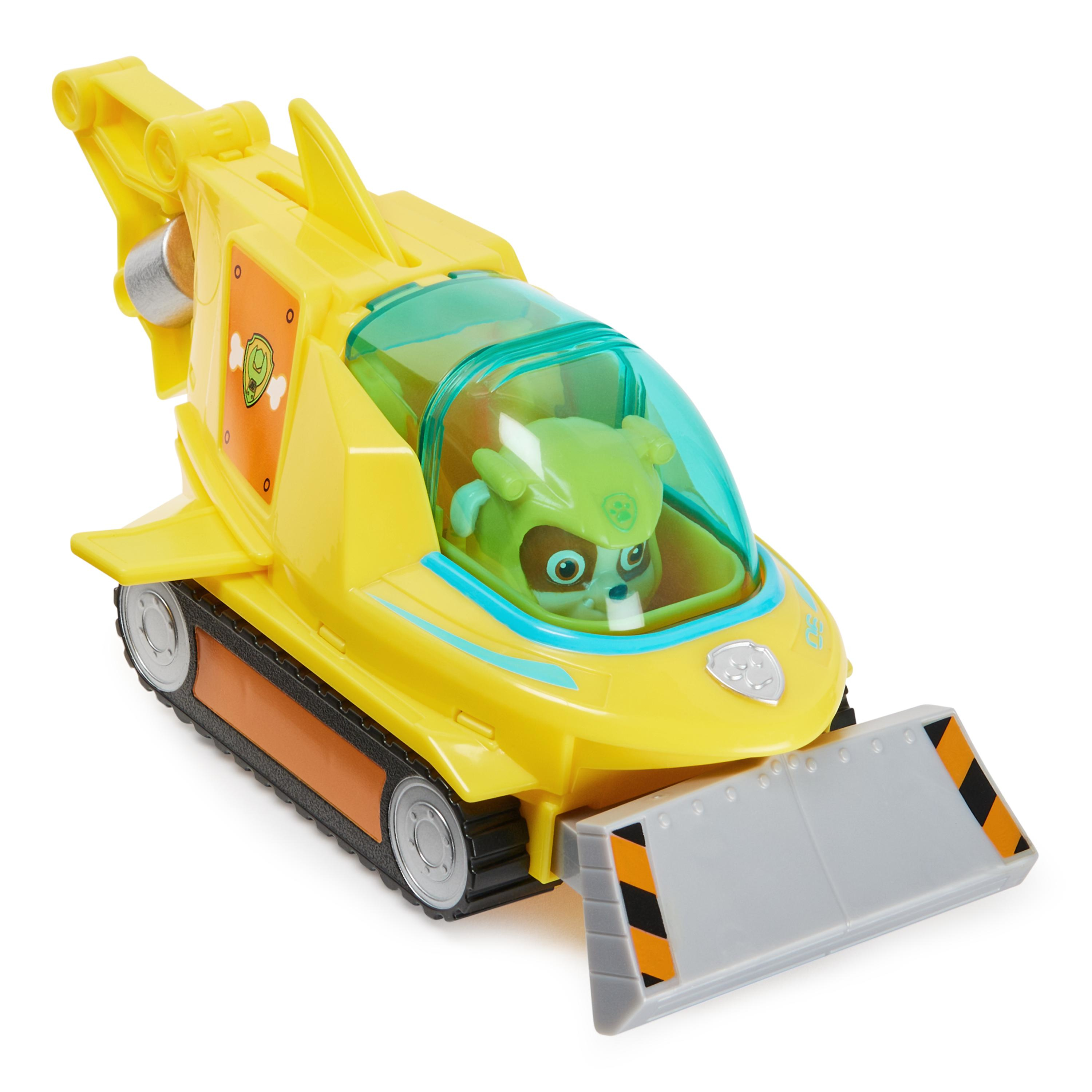 Gelbes Spielzeugfahrzeug mit einem grünen Welpen. Es hat eine Schaufel und Ketten.