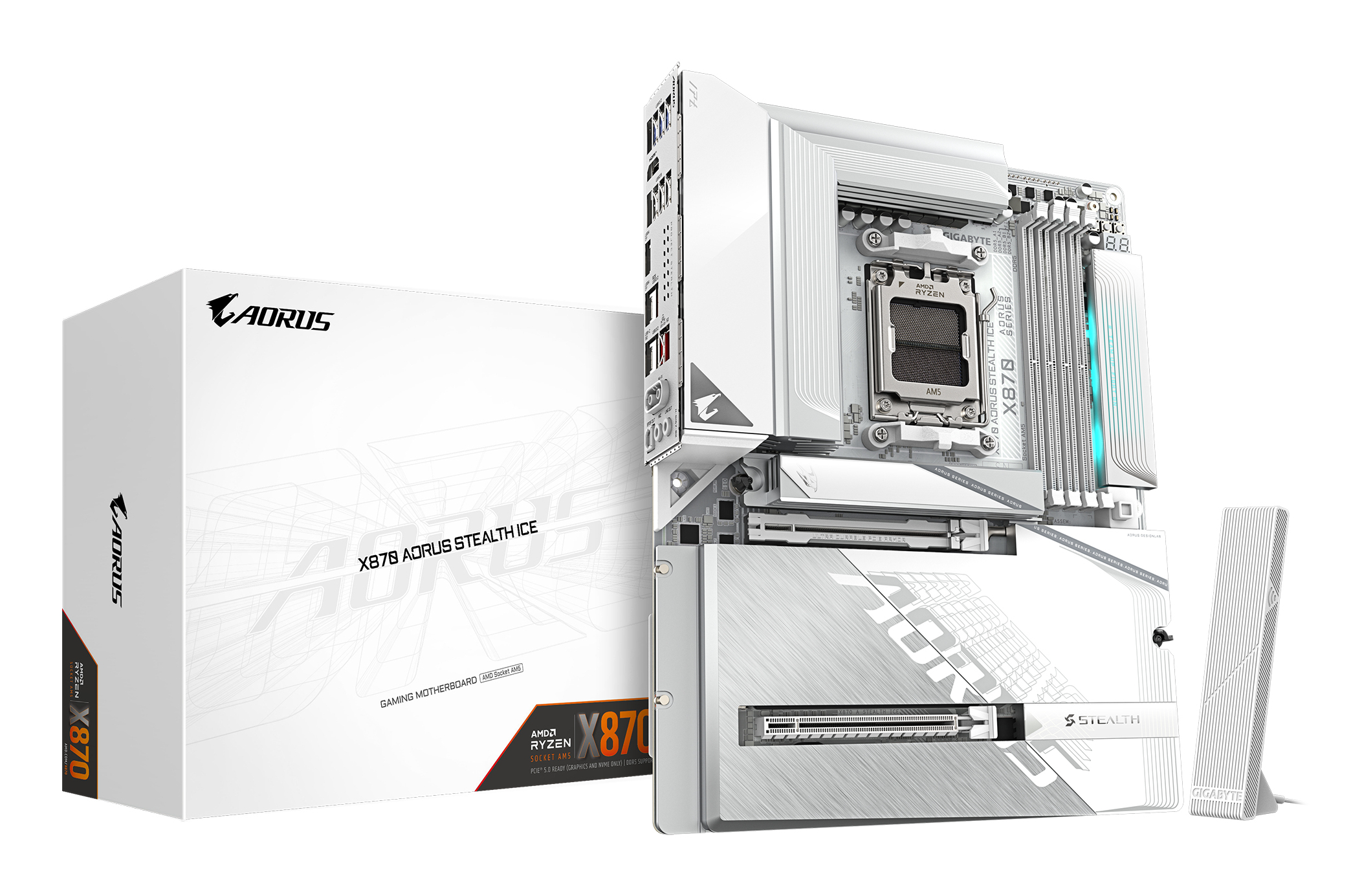 Een witte AORUS X870 moederbord en doos. De doos toont de naam van het moederbord. Het moederbord heeft een CPU-socket en een koellichaam.