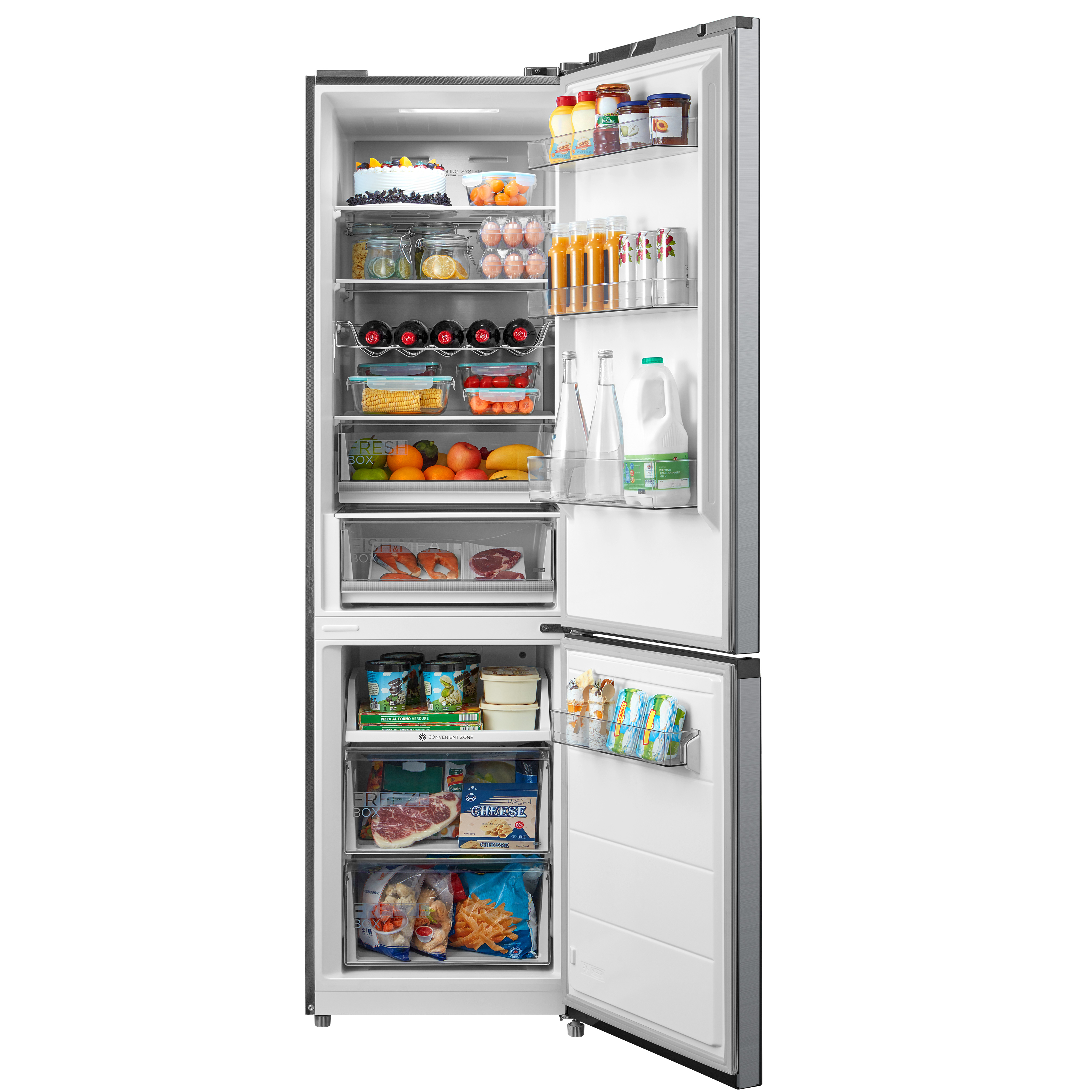 Un frigorifero aperto pieno di alimenti. Contiene frutta, bevande, formaggio, surgelati e barattoli di vari alimenti.