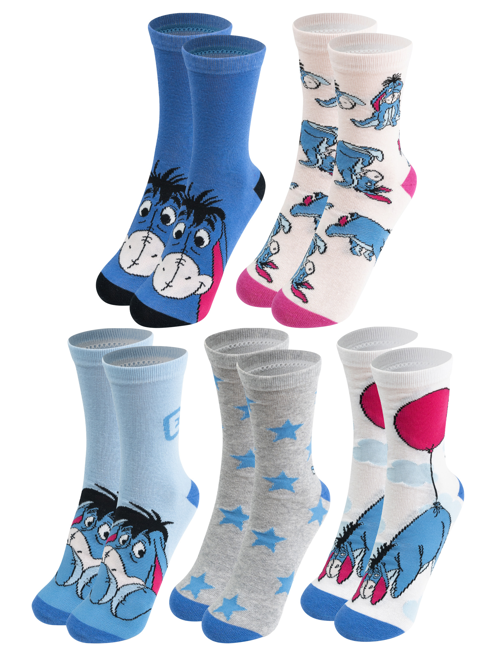 Mehrere Sockenpaare werden gezeigt. Jedes Paar hat ein anderes Design: Eeyore, Sterne und Luftballons.