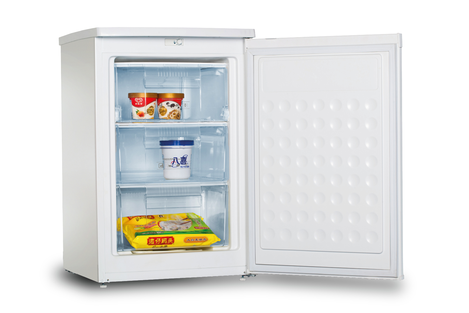 Un congelador blanco con la puerta abierta. En el interior hay recipientes de helado y paquetes de alimentos congelados. El fondo es blanco.