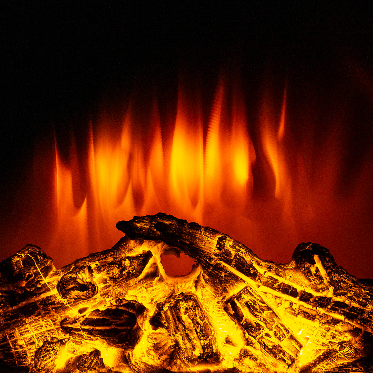Un camino con fiamme arancioni e tronchi di legno. Lo sfondo è scuro, enfatizzando la luminosità delle fiamme.