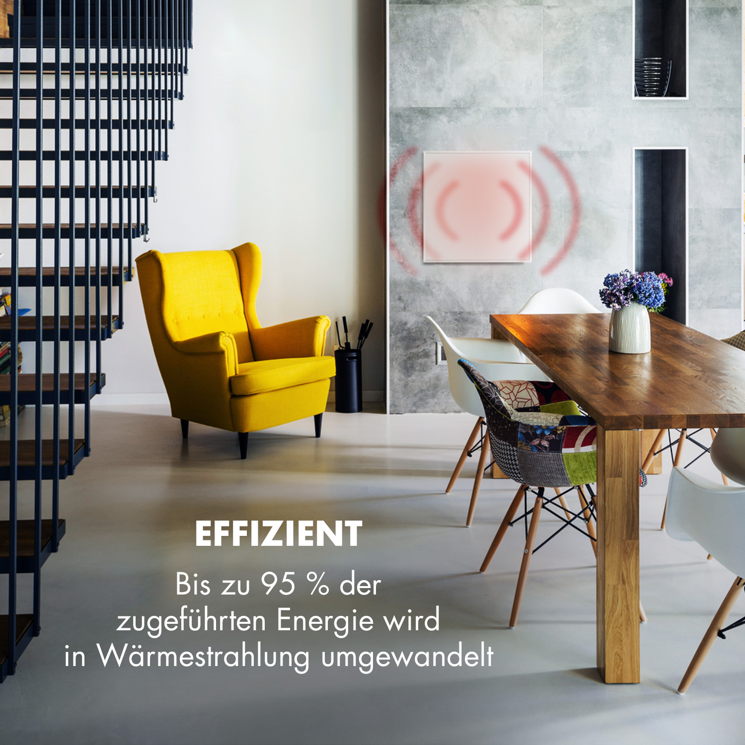Una habitación con un sillón amarillo, mesa de madera y escalera moderna. Hay un calefactor en la pared. Texto en alemán visible.
