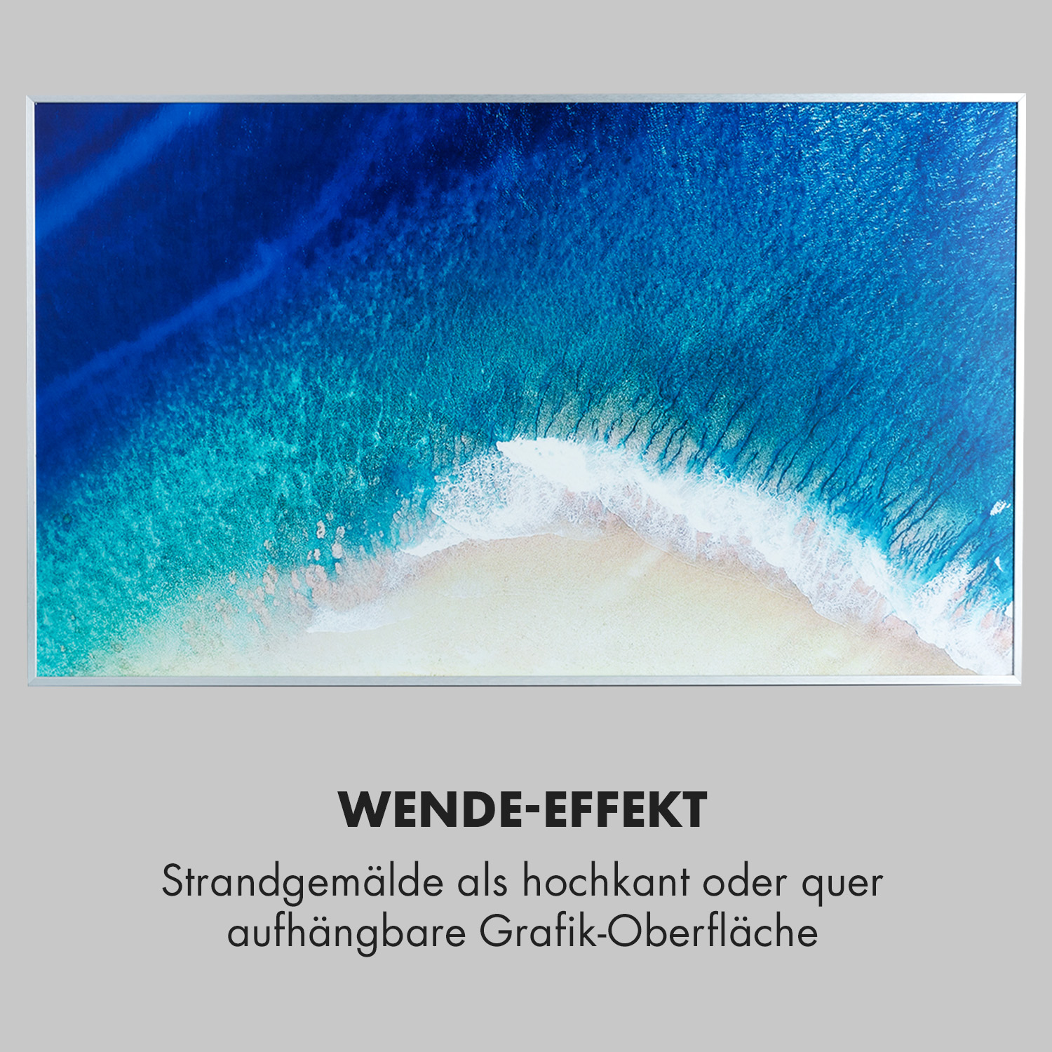 Vista aerea di onde che si infrangono su una spiaggia sabbiosa. L'acqua passa dal blu profondo al turchese. Schiuma bianca.