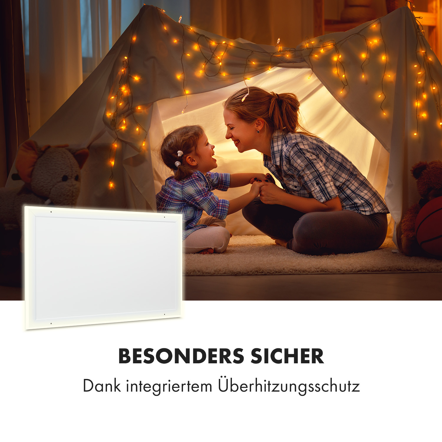 Mutter und Kind in einem Zelt mit Lichtern. Sie halten Händchen und lächeln. Im Vordergrund befindet sich ein weißes Panel.