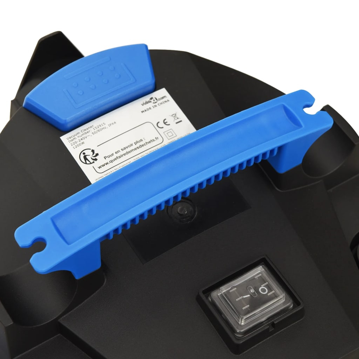 Base de aspiradora negra con asa y interruptor azules. Una etiqueta muestra especificaciones y detalles del fabricante.