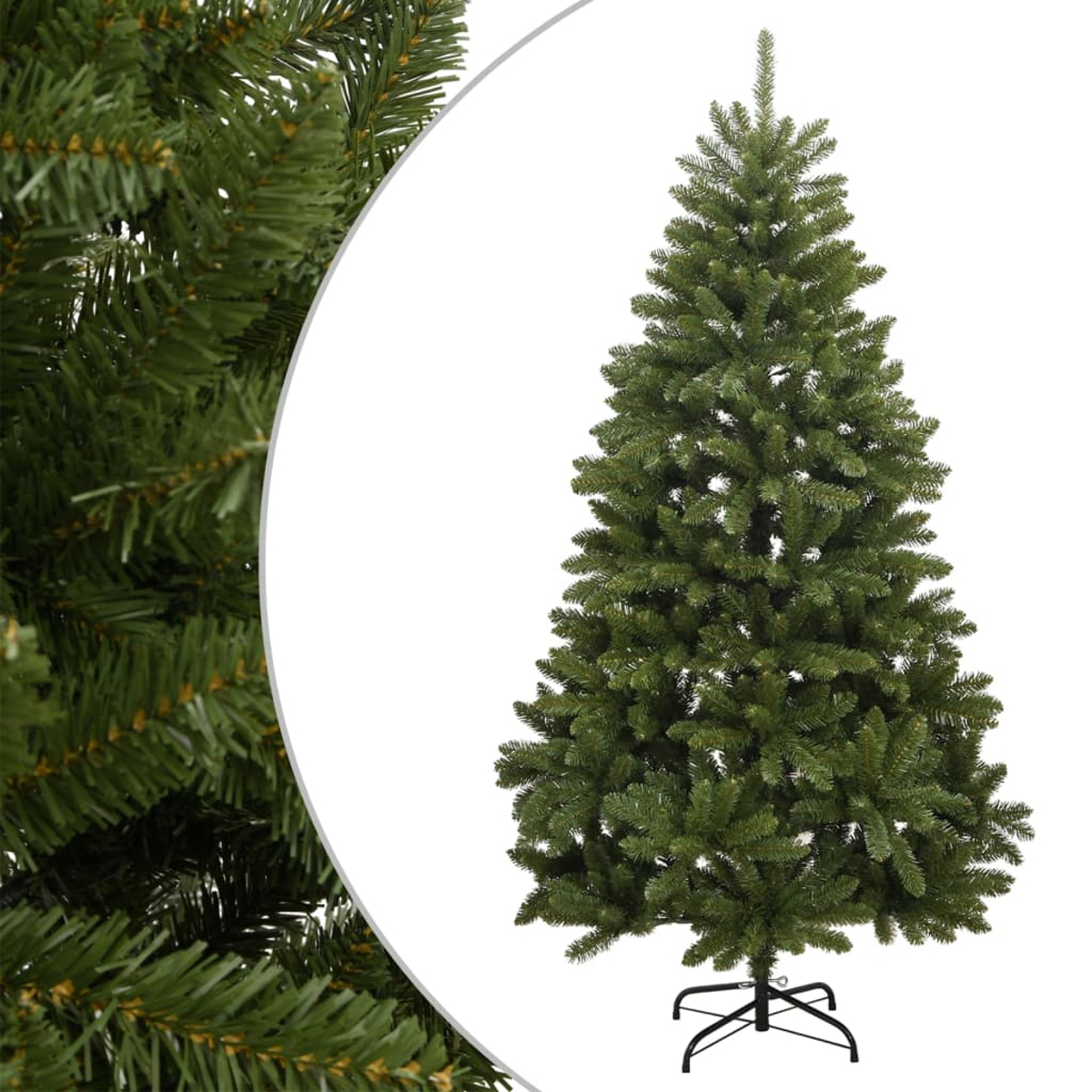 Ein grüner Weihnachtsbaum auf weißem Hintergrund. Der Baum hat einen schwarzen Ständer. Nahaufnahme der Nadeln links.