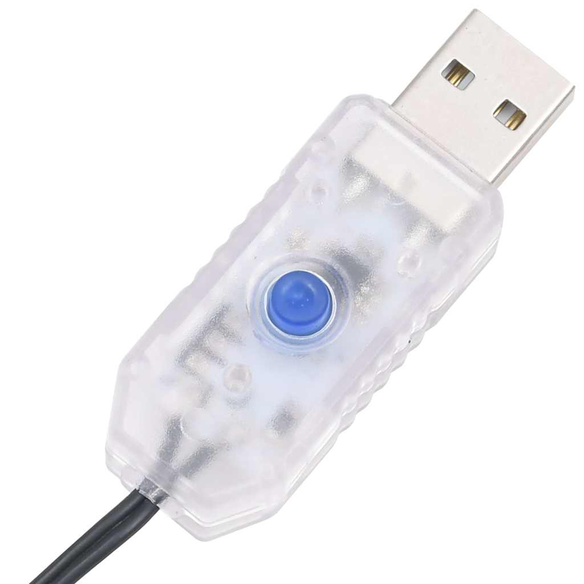 Ein klarer USB-Adapter mit blauem Knopf, verbunden mit einem schwarzen Kabel und einem USB-Anschluss.