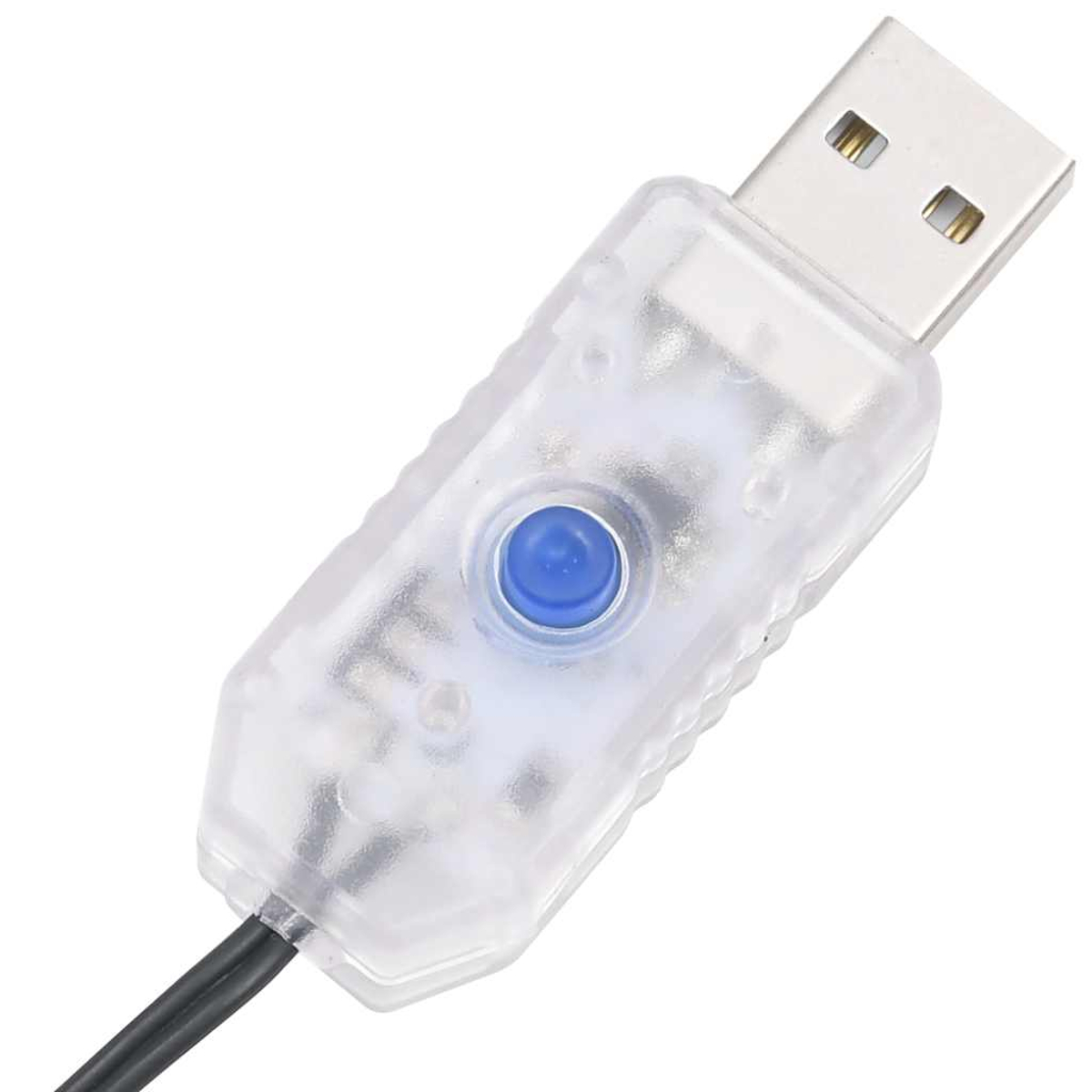 Ein USB-Kabel mit transparentem Stecker und blauem Knopf. Das USB-Ende ist silberfarben. Ein schwarzes Kabel geht vom Stecker aus.