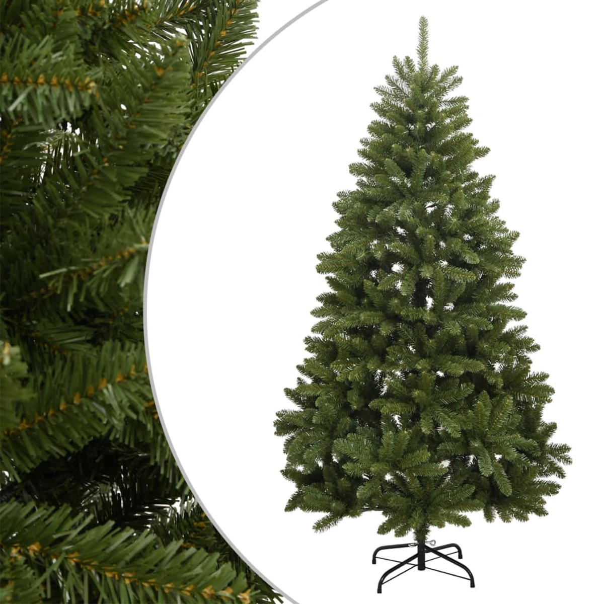 Ein künstlicher grüner Weihnachtsbaum steht vor weißem Hintergrund. Nahaufnahme zeigt Baumzweige links. Der Baum hat einen schwarzen Ständer.