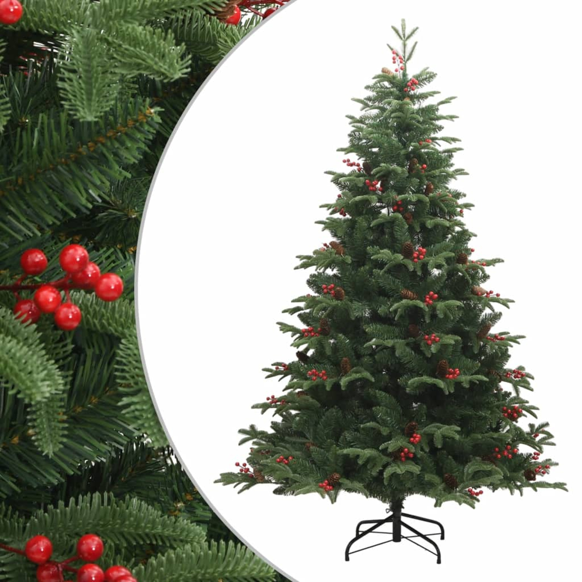 Ein grüner Weihnachtsbaum mit roten Beeren und Tannenzapfen ist vor weißem Hintergrund zentriert. Teilansicht von grünem Laub links.