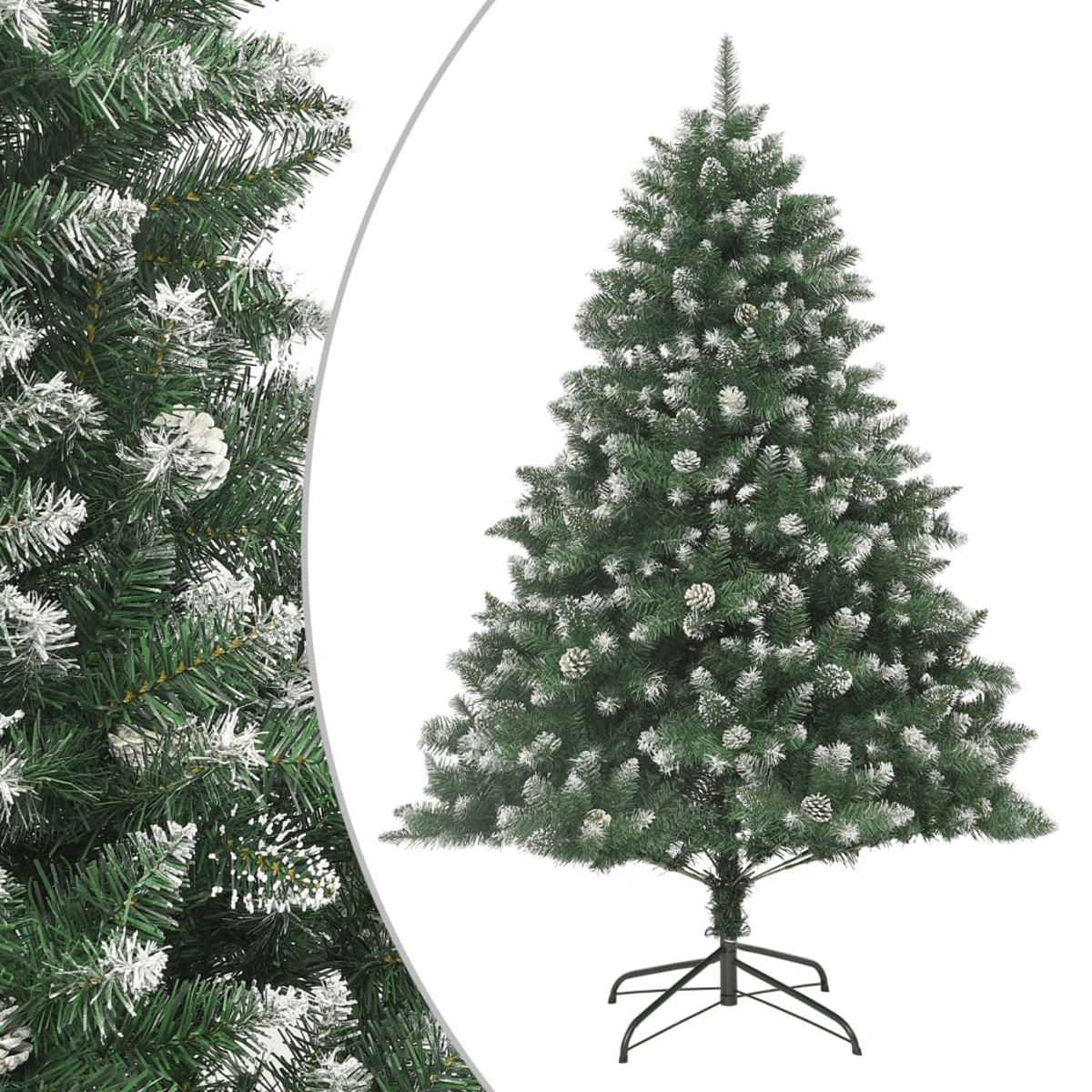 Ein grüner Weihnachtsbaum mit weißen Akzenten, einschließlich Tannenzapfen. Er steht auf einem schwarzen Metallständer vor weißem Hintergrund.