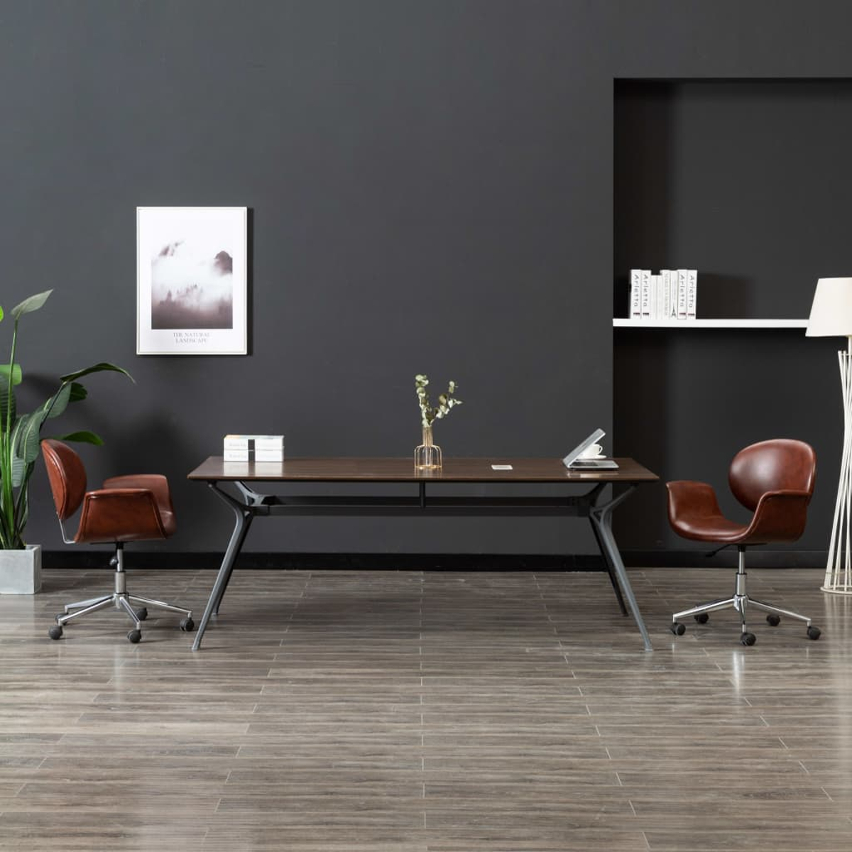 Moderne Büroeinrichtung mit großem braunen Schreibtisch, zwei braunen Stühlen und einer dunkelgrauen Wand. Landschaftsbild und Stehlampe vorhanden.