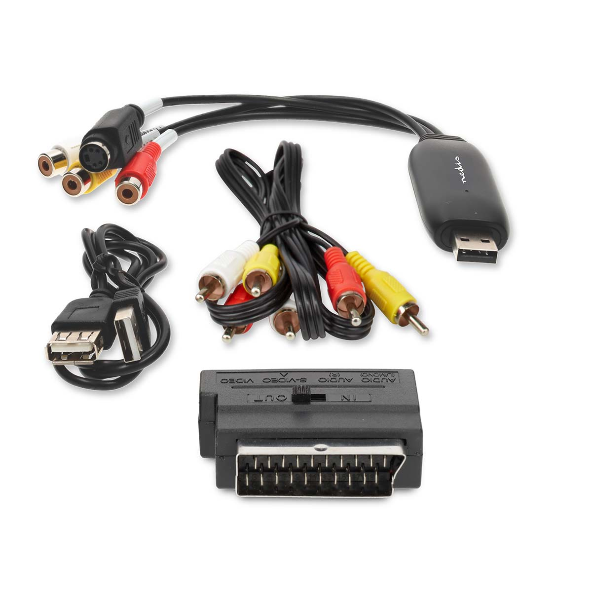 Verschillende AV-kabels en connectoren op een witte ondergrond. Inclusief USB-, RCA- en SCART-adapters en -kabels voor video en audio.