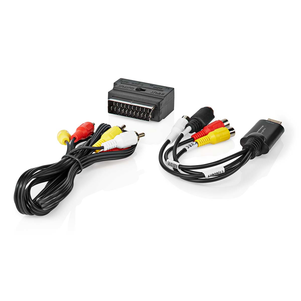 Afbeelding toont audio/video kabels en connectoren, waaronder RCA, SCART en HDMI, op een wit oppervlak. Kabels zijn zwart met gekleurde stekkers.