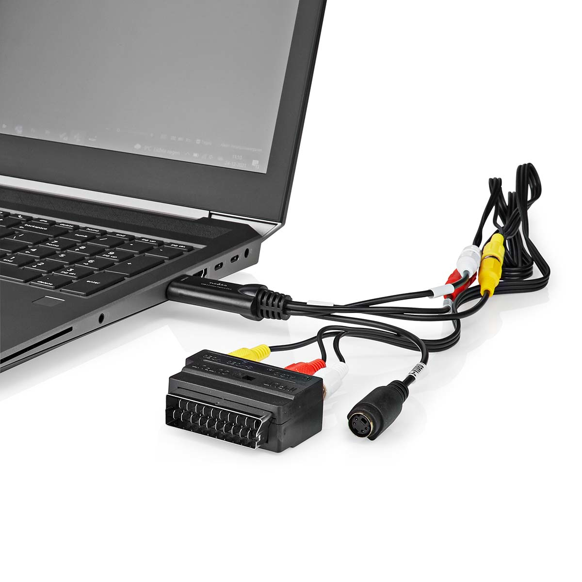 Laptop aangesloten op een zwarte SCART-adapter via USB. Kabels met gele, rode en witte connectoren zijn bevestigd.