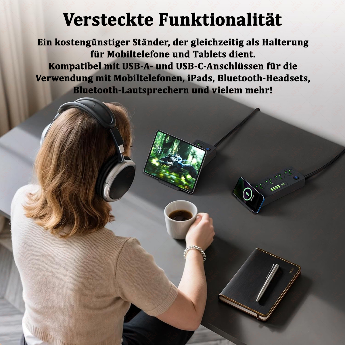 Frau mit Kopfhörern, benutzt Tablet und andere Geräte auf einem Tisch. Kaffee, Notizbuch und Ladestation sind ebenfalls vorhanden.