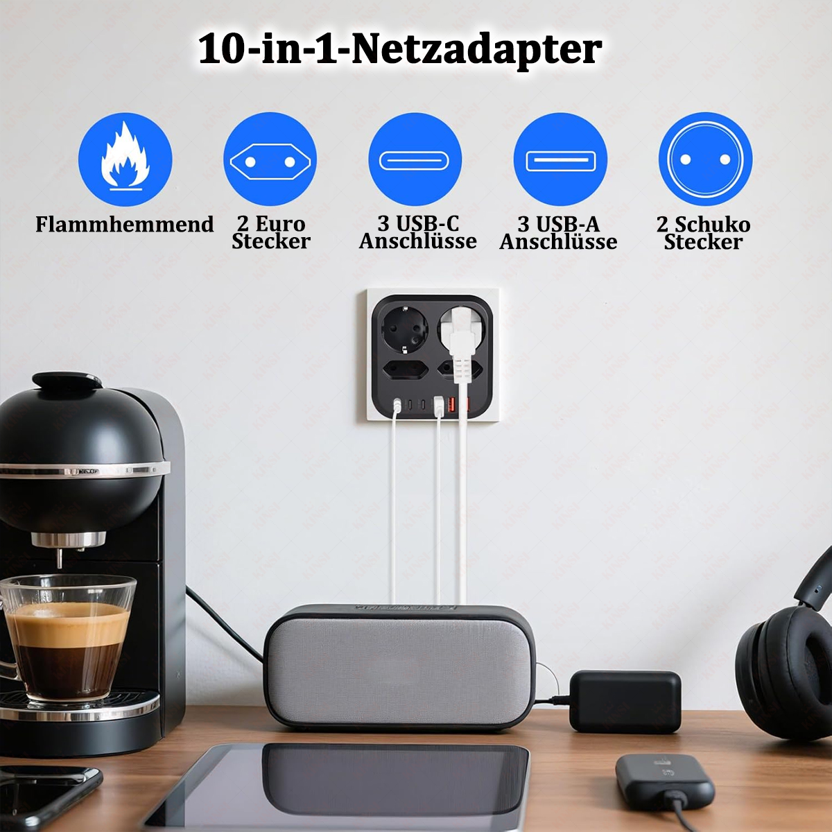Ein Netzadapter mit mehreren Anschlüssen ist an der Wand angeschlossen. Objekte wie Kaffeemaschine, Lautsprecher und Tablet liegen auf einem Tisch.