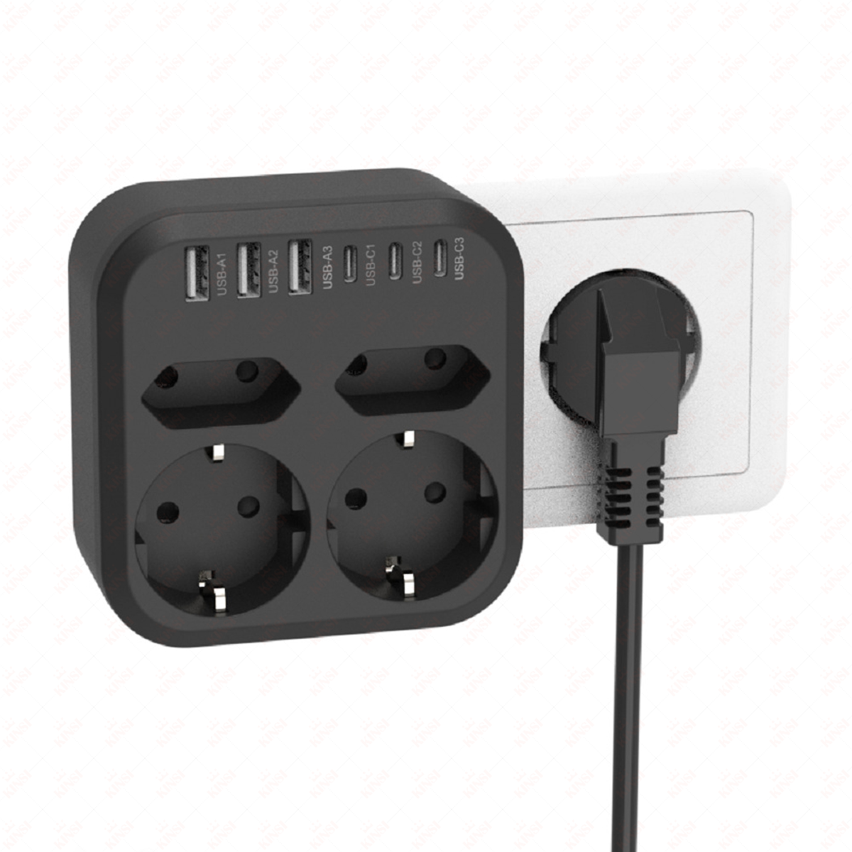 Ein schwarzer Netzadapter mit USB-Anschlüssen und Steckdosen ist mit einer weißen Steckdose verbunden. Ein schwarzes Kabel.