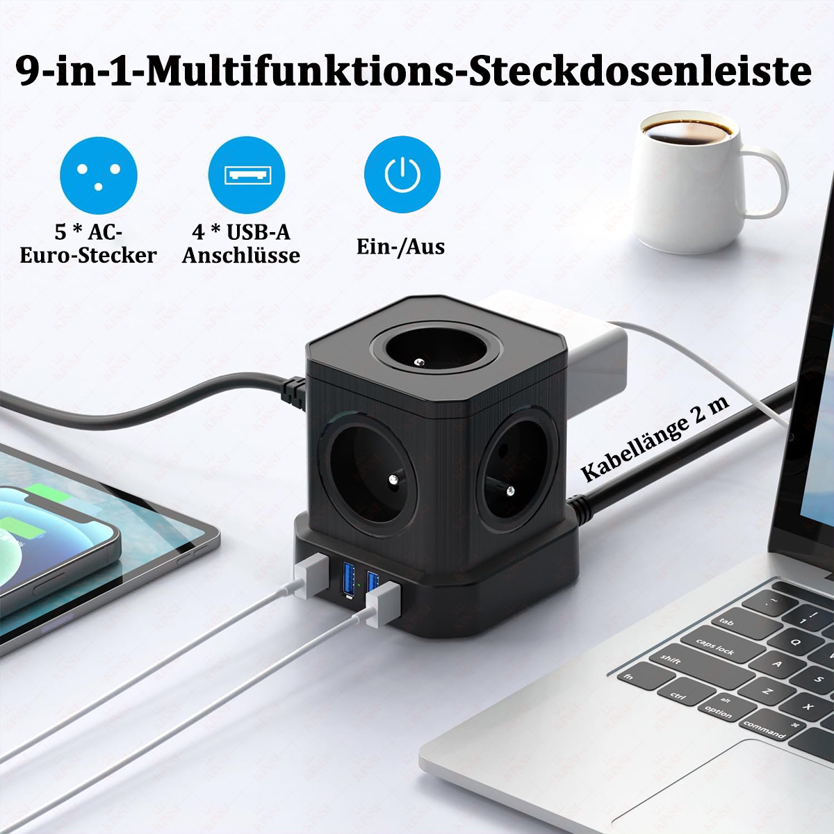Ein schwarzer Mehrfachstecker mit mehreren Steckdosen und USB-Anschlüssen. Ein Tablet und ein Laptop sind ebenfalls vorhanden, zusammen mit einer Kaffeetasse.