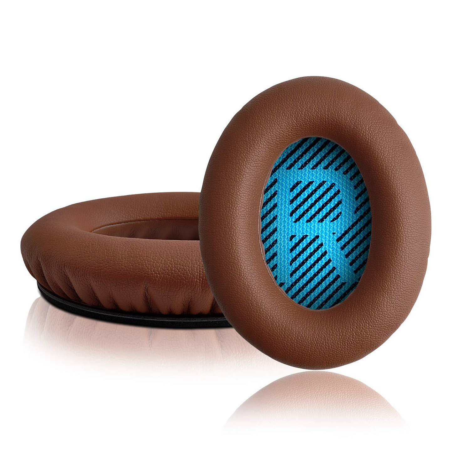Dwie brązowe nauszniki do słuchawek. Jedna w pozycji pionowej, pokazująca niebieskie wnętrze z czarnym wzorem w paski, druga leżąca.
