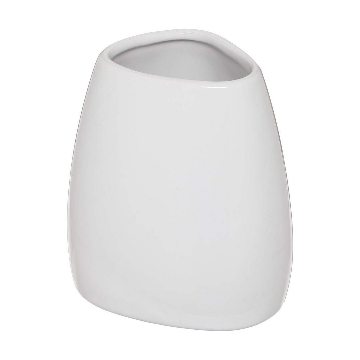 Eine weiße Keramikvase mit asymmetrischer Oberseite. Die Vase ist glatt und glänzend, vor weißem Hintergrund.